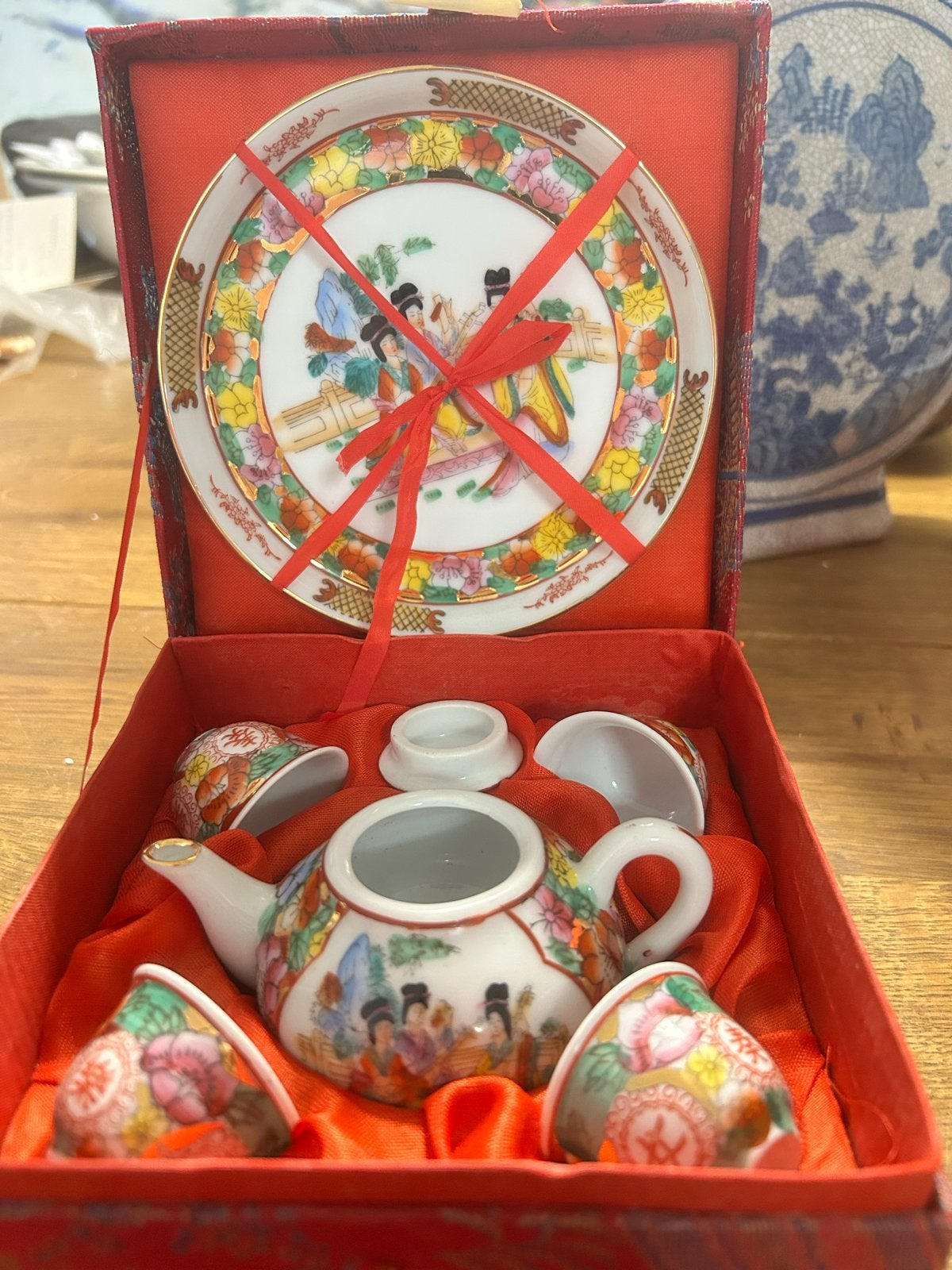 Miniatuur Chinees theeservies in rode zijden doos, Antiek en Kunst, Antiek | Porselein, Ophalen of Verzenden