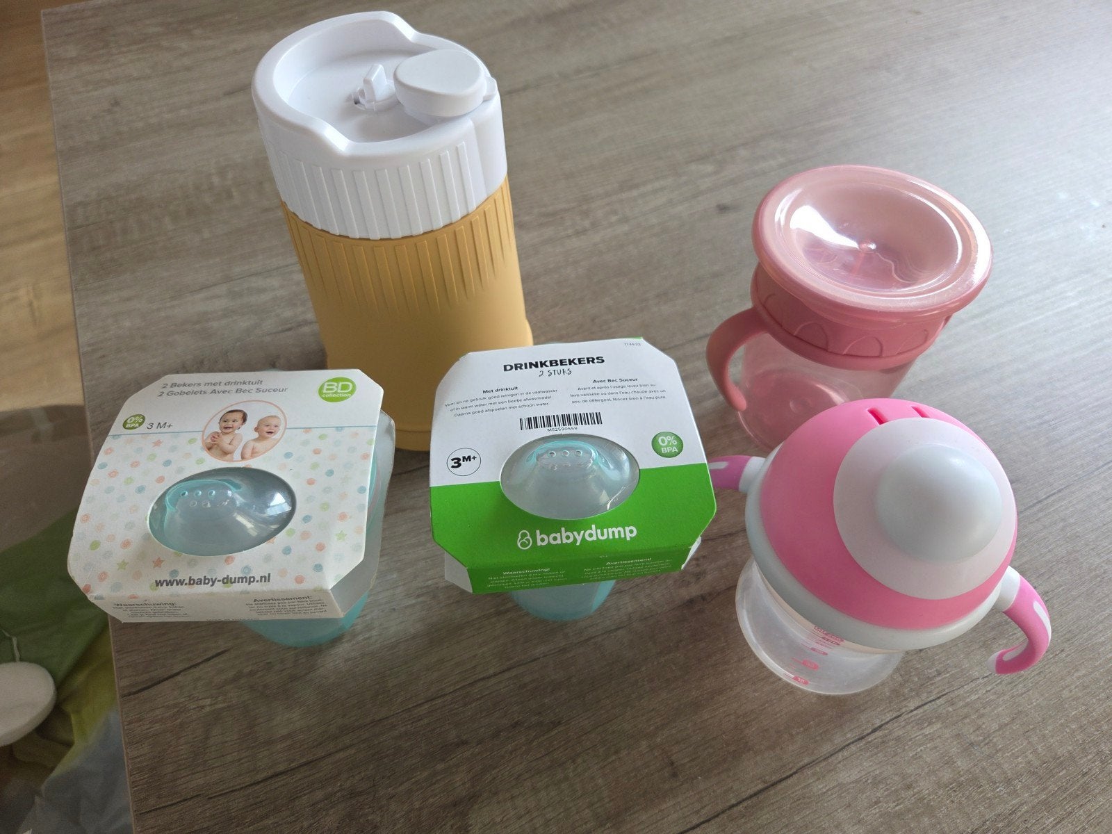 GRATIS. Baby drinkbekers en philley melkpoeder bewaarbus, Ophalen, Nieuw