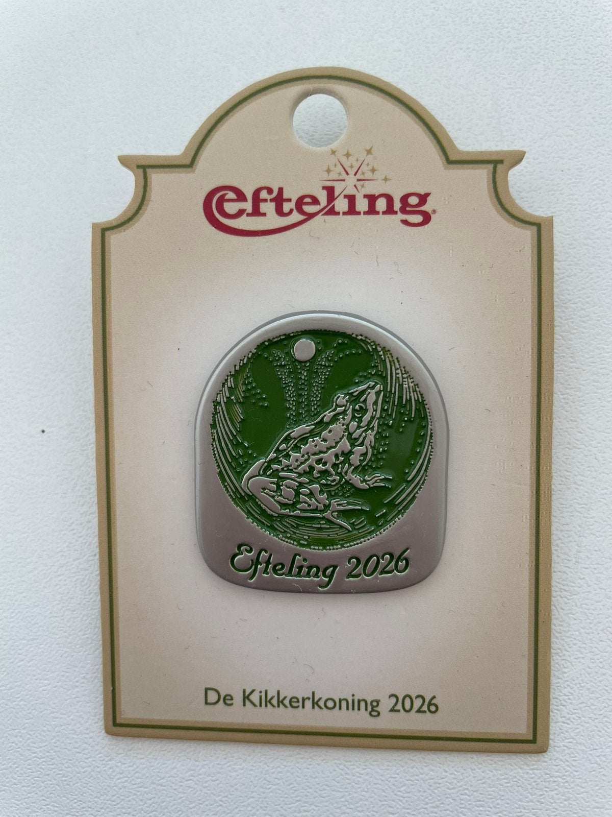 Efteling pin 2026 De Kikkerkoning op kaartje EPP 496, Ophalen of Verzenden, Nieuw, Button of Speldje