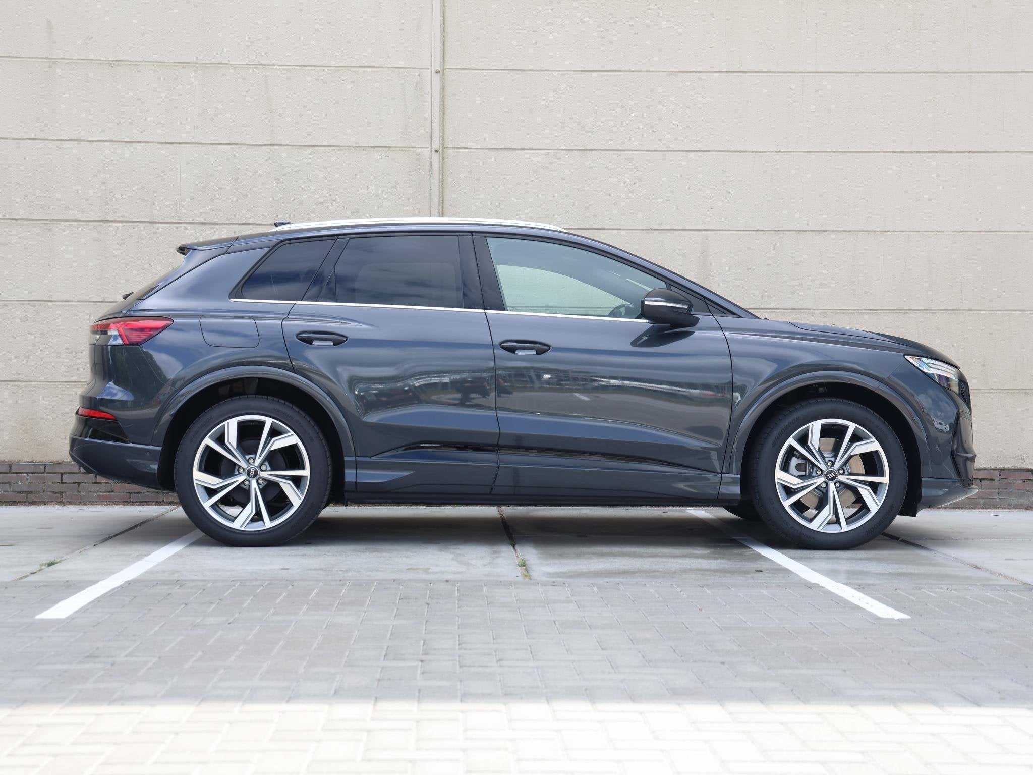 Audi Q4 e-tron Advanced edition 82 kWh 286 PK | elektrische, Auto's, Automaat, 510 min, Zwart, 2065 kg