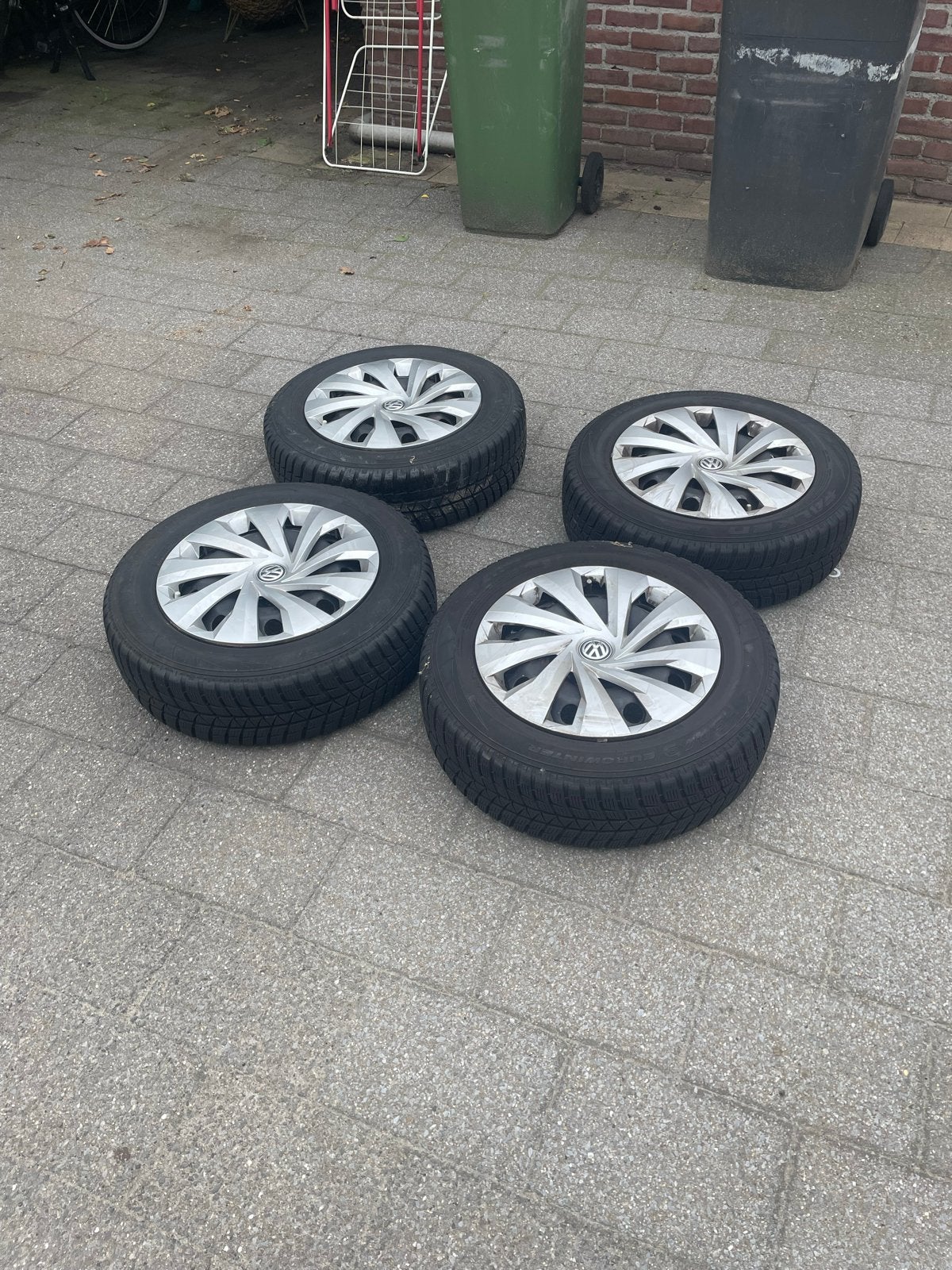 Z.g.a.n. 185/65 R15 winterbanden set. Met wieldoppen, Auto-onderdelen, Ophalen, Gebruikt, Volkswagen