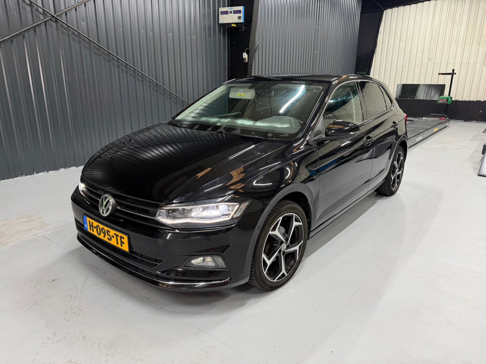 VW Polo 1.0 TSI 5D AUTOMAAT LED 2018 apk/beurt nieuw !, 40 €/maand, 95 pk, Zwart, 1080 kg