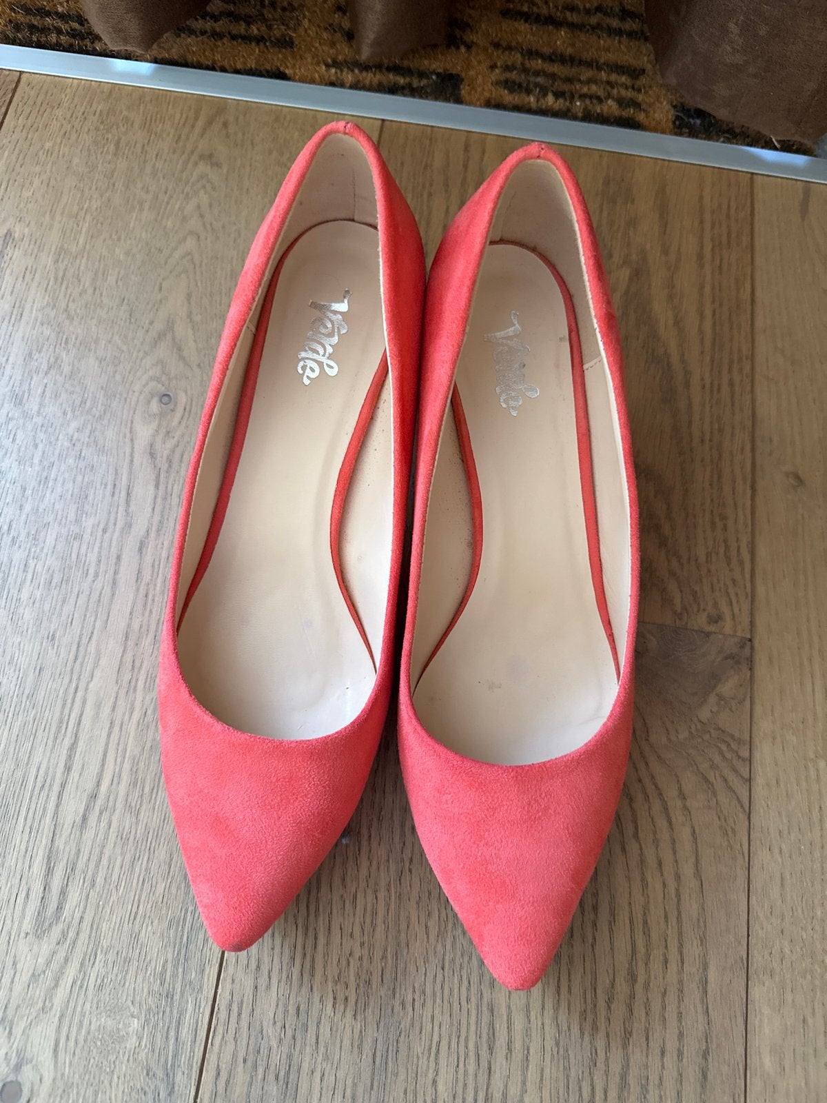Koraalrode suède pumps met lage hak maat 40, Ophalen of Verzenden, Gedragen, Roze, Schoenen met lage hakken