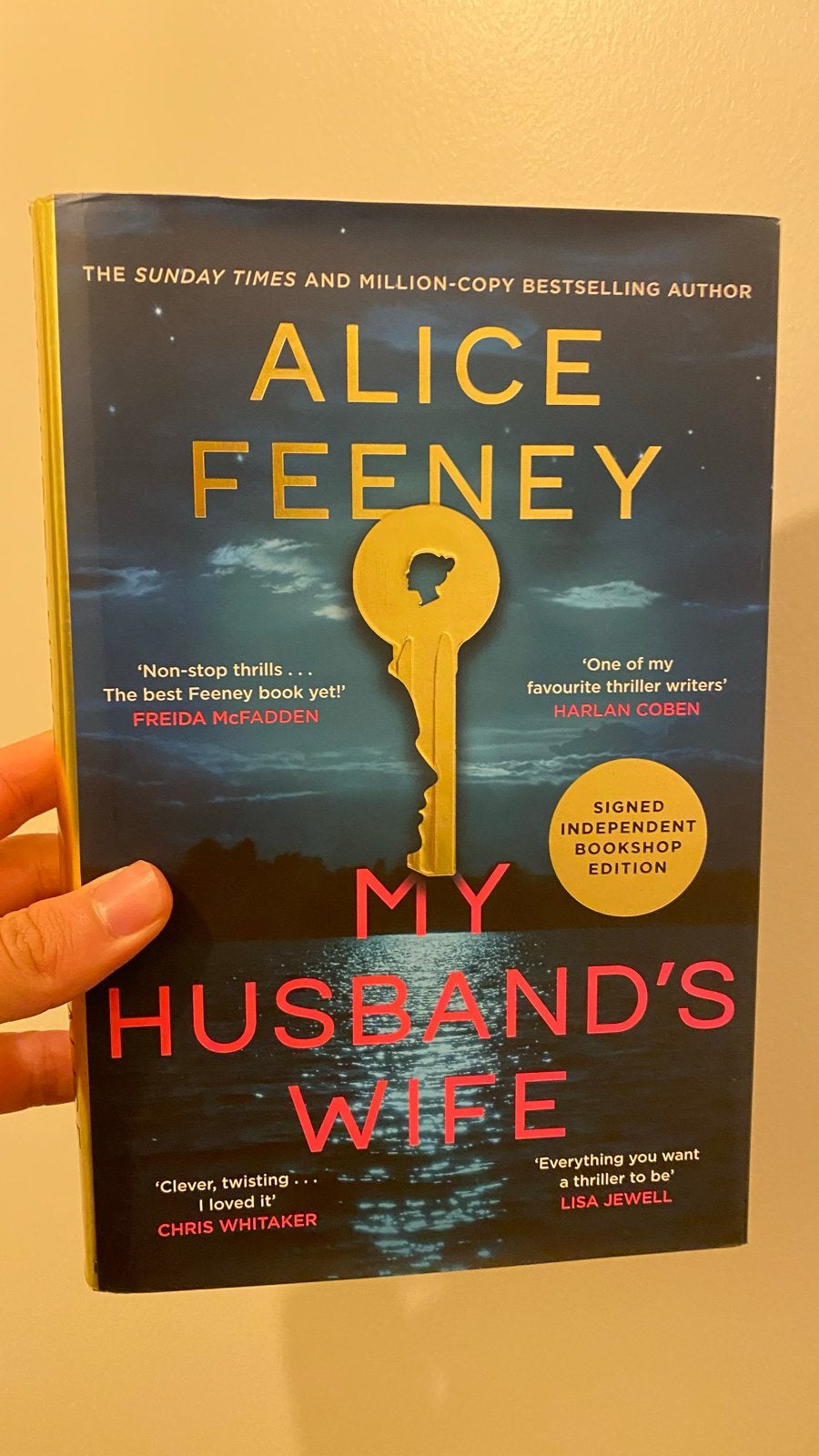 Gesigneerde hardcover: My Husband's Wife - Alice Feeney, Ophalen of Verzenden, Zo goed als nieuw