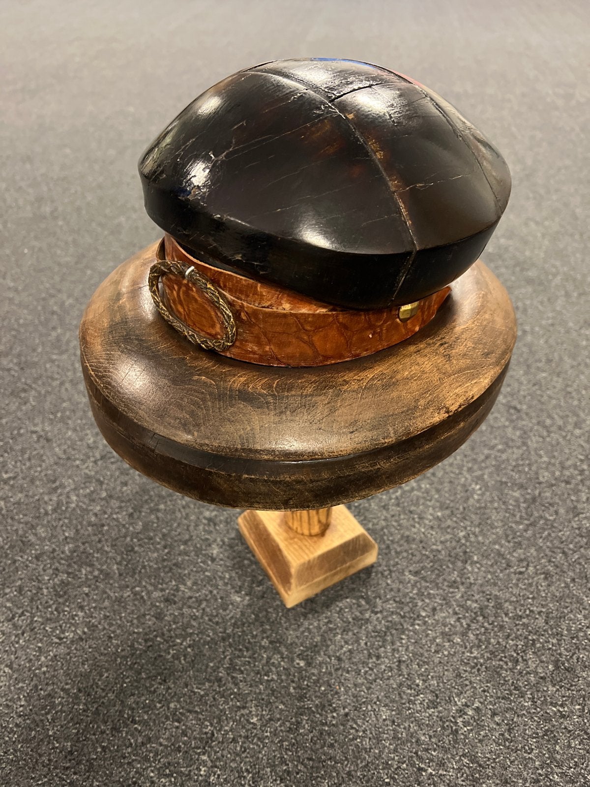 Antieke houten hoedenmakers standaard, Antiek en Kunst, Ophalen