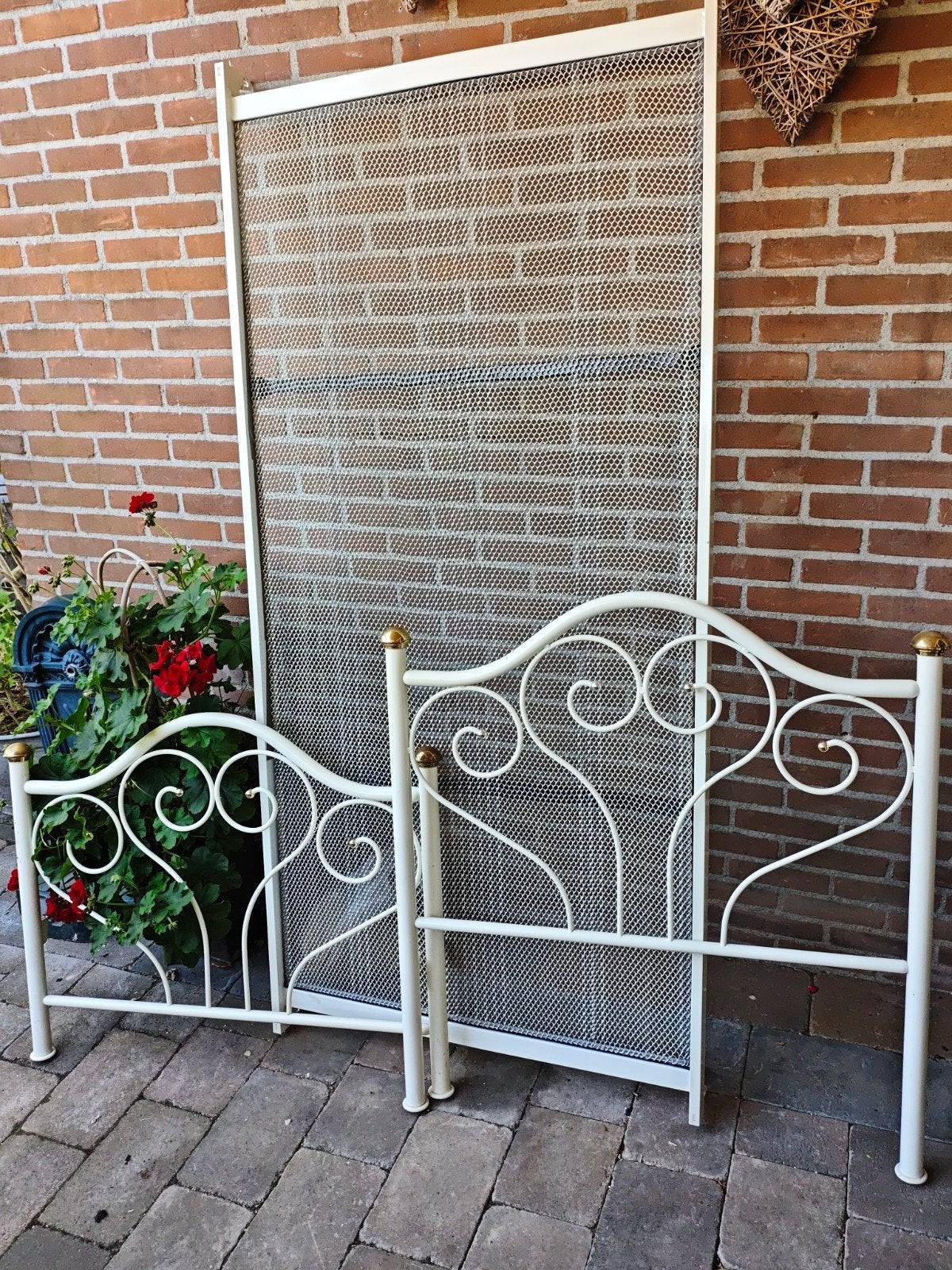 Eenpersoons bedframe met spiraalbodem en aluminium poten, Ophalen, Gebruikt, 90 cm, Eenpersoons