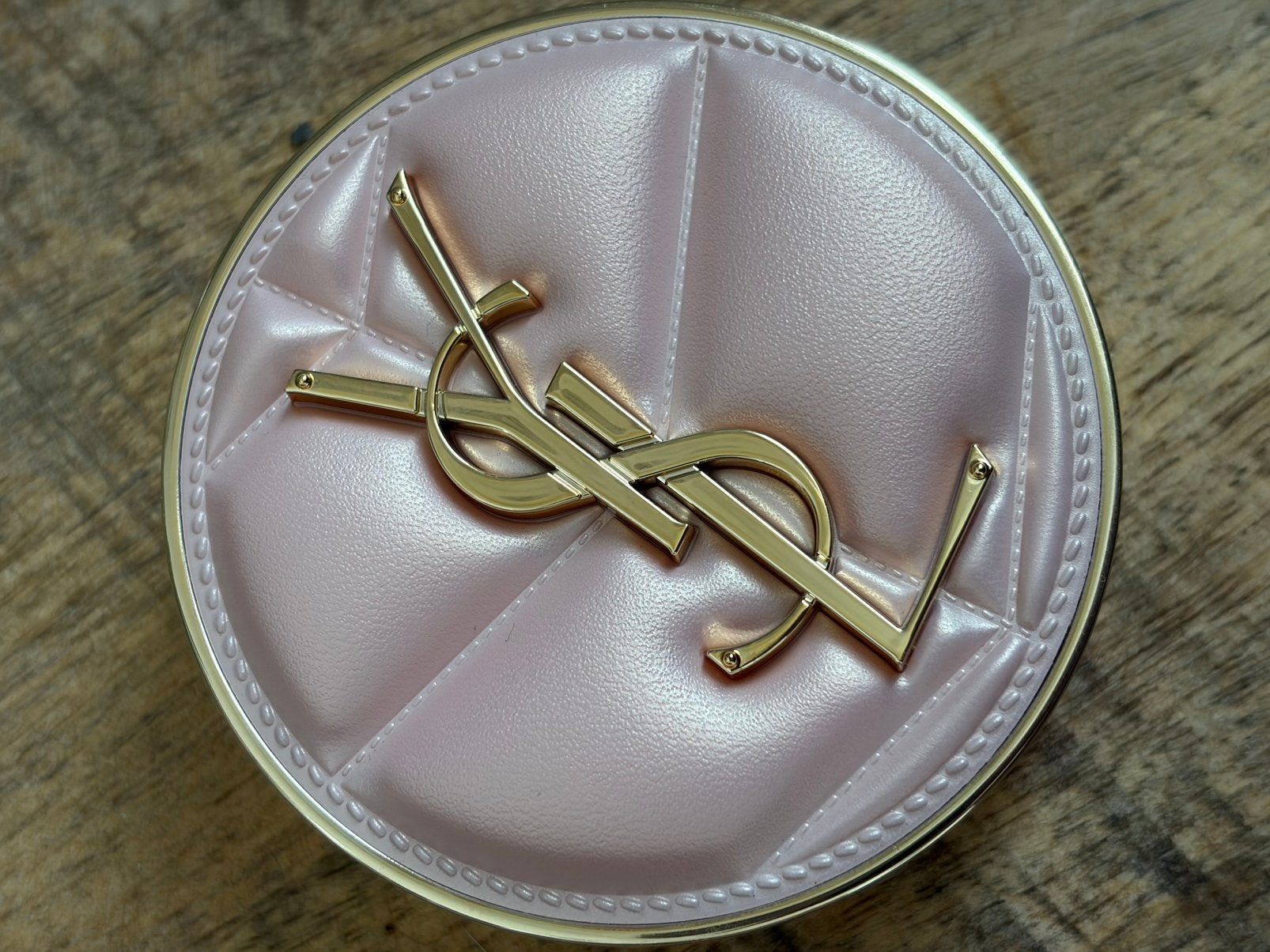 YSL Cushion Foundation (net uitgebracht!) LN4, Ophalen of Verzenden, Zo goed als nieuw, Beige, Gehele gezicht