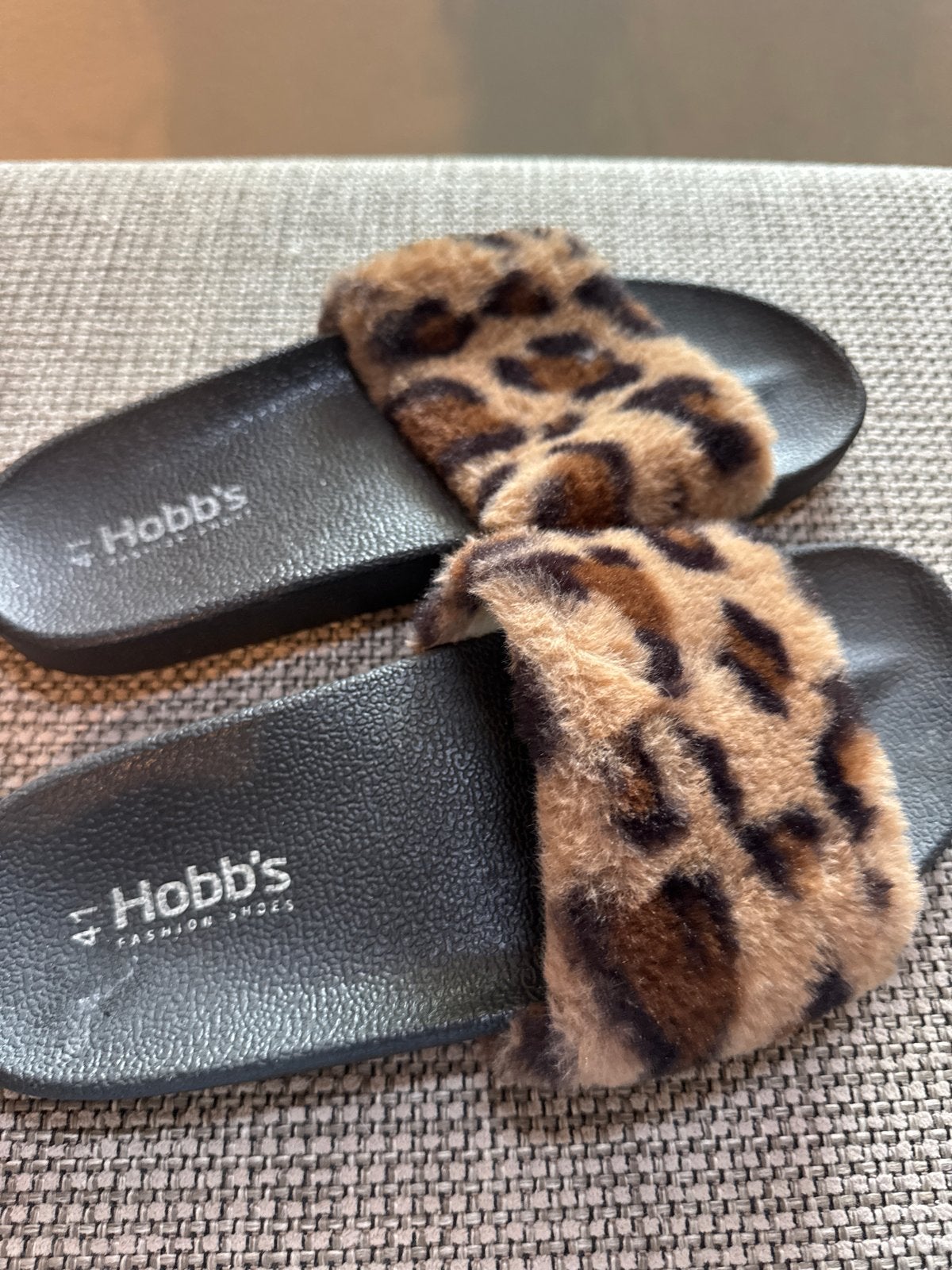 Slippers Hobb's maat 40/41 met luipaardprint, Kleding | Dames, Schoenen, Ophalen of Verzenden, Gedragen, Bruin, Slippers