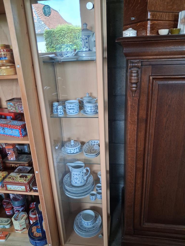 Servies met kast, Antiek en Kunst, Ophalen of Verzenden