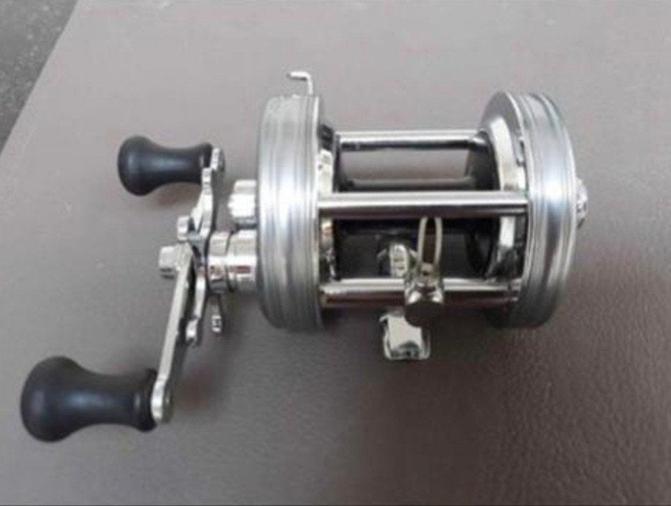 Splinternieuwe reel abu garcia ambassadeur 5500 CS Rocket., Watersport en Boten, Hengelsport | Roofvissen, Ophalen of Verzenden
