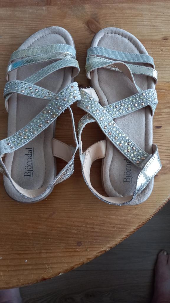 Björndal sandalen maat 37.
Goudkleurig., Ophalen of Verzenden, Zo goed als nieuw, Sandalen of Muiltjes
