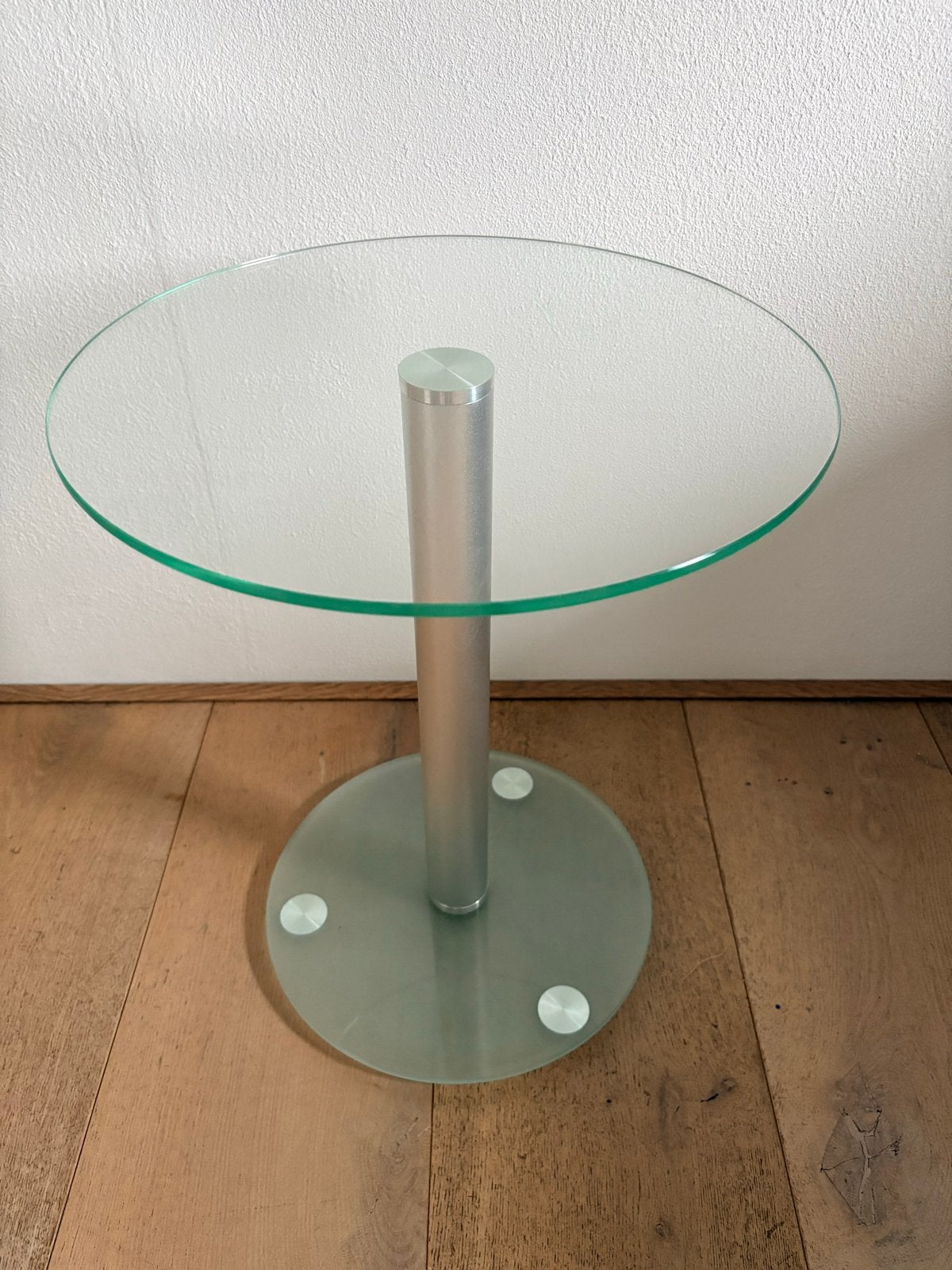 Ronde bijzettafel met glazen blad en metalen poot, Huis en Inrichting, Tafels | Bijzettafels, Gebruikt, Rond, Glas, Ophalen