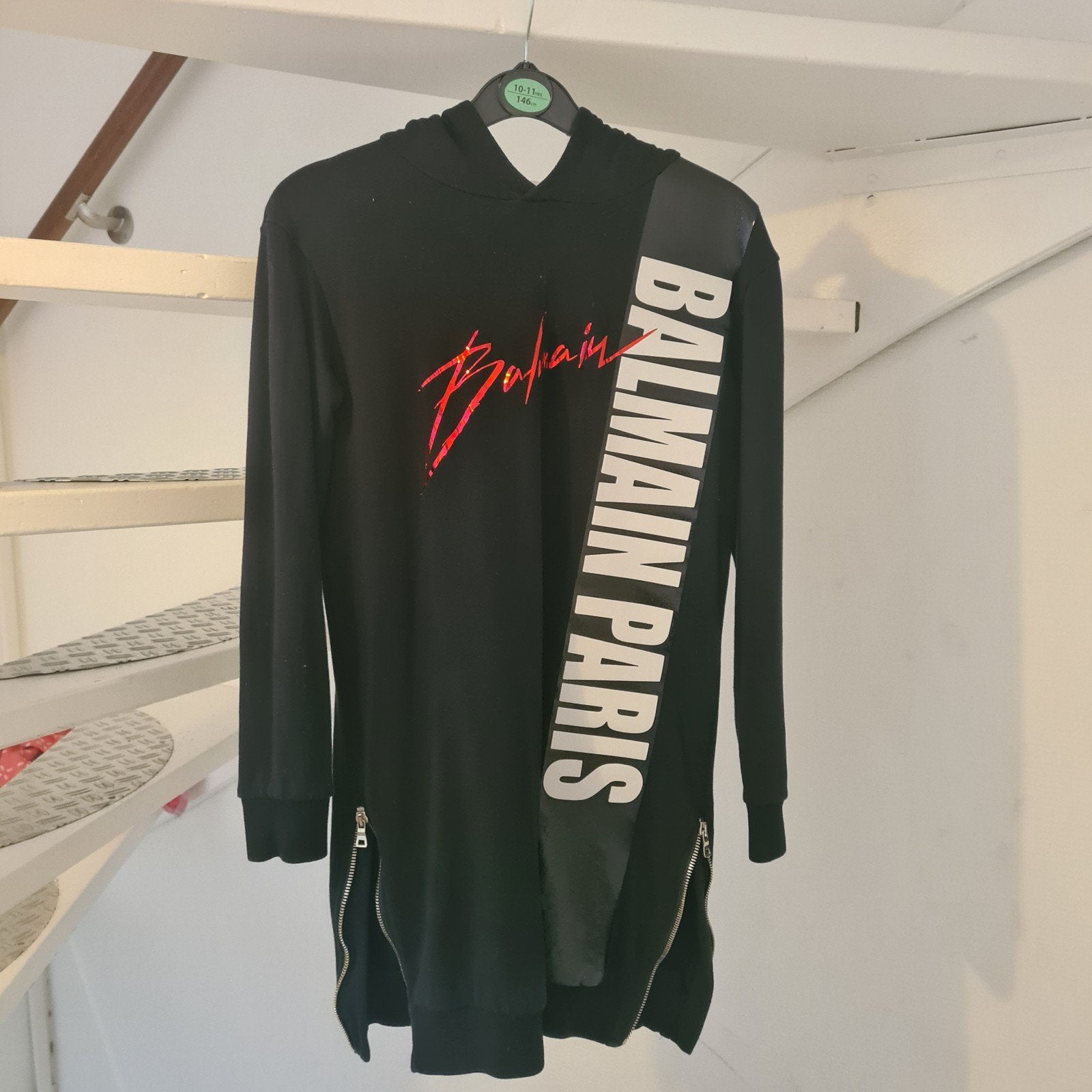 Balmain Paris Hoodie Jurk Zwart met Rode Letters, Ophalen of Verzenden, Zo goed als nieuw, Meisje, Jurk of Rok
