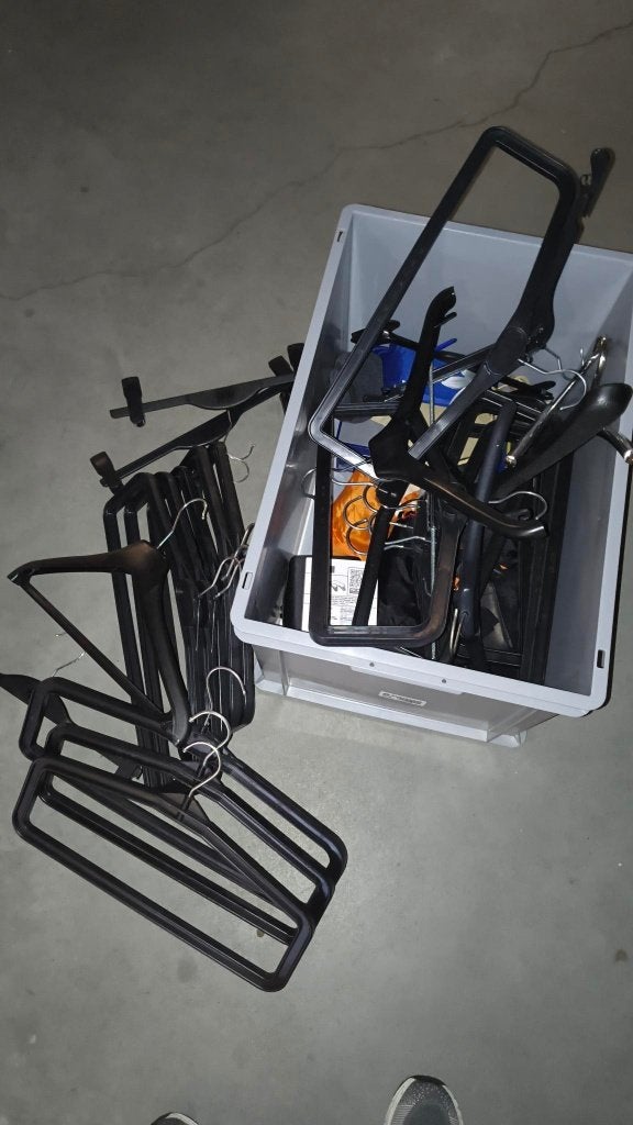 Diverse (stevige) kledinghangers, Ophalen, Gebruikt, Kunststof