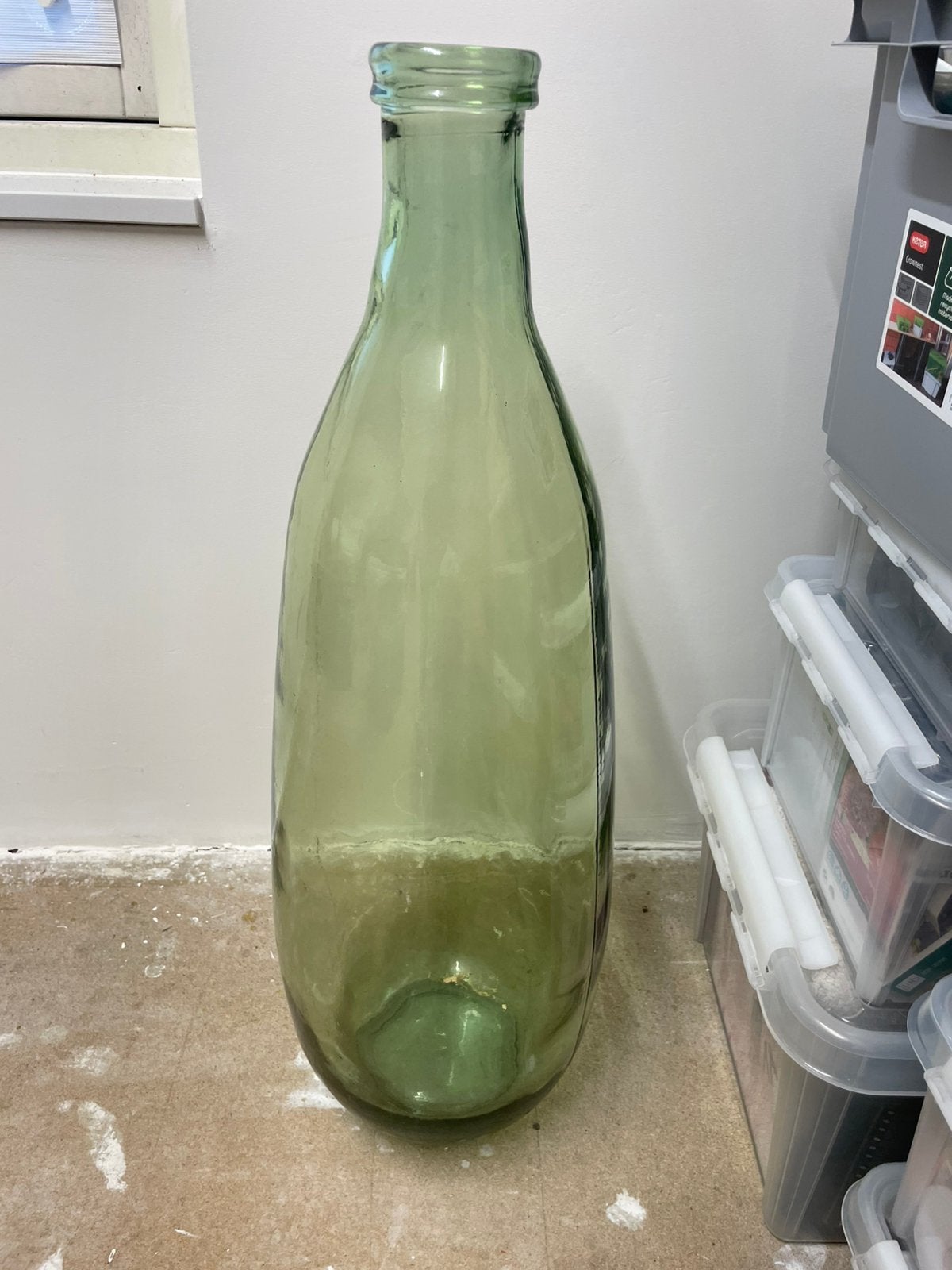 Glazen hoge vaas flesmodel groen hoogte 75cm diameter 25cm, Ophalen, Zo goed als nieuw, Groen
