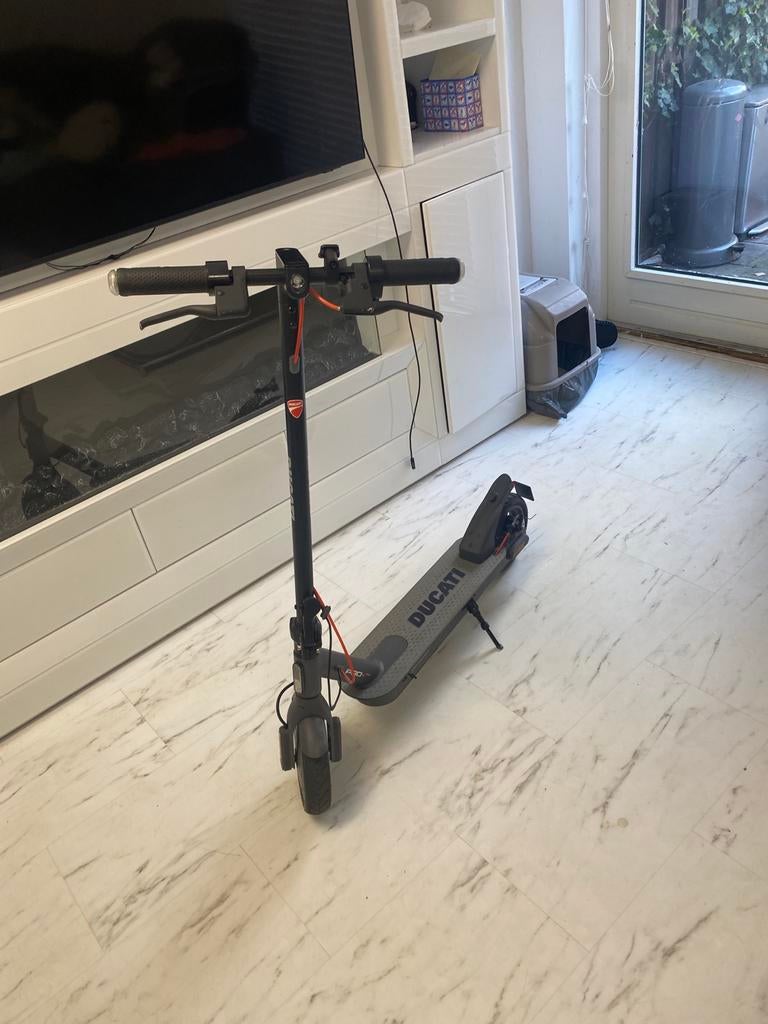 ducati Elektrische step, Ophalen of Verzenden, Zo goed als nieuw, Elektrische step (E-scooter)