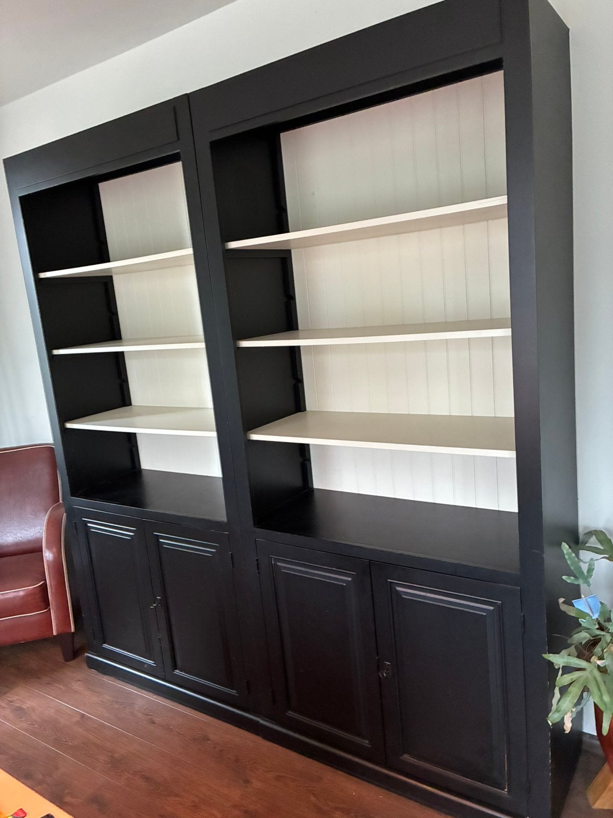 Te koop 2 identieke boekenkasten