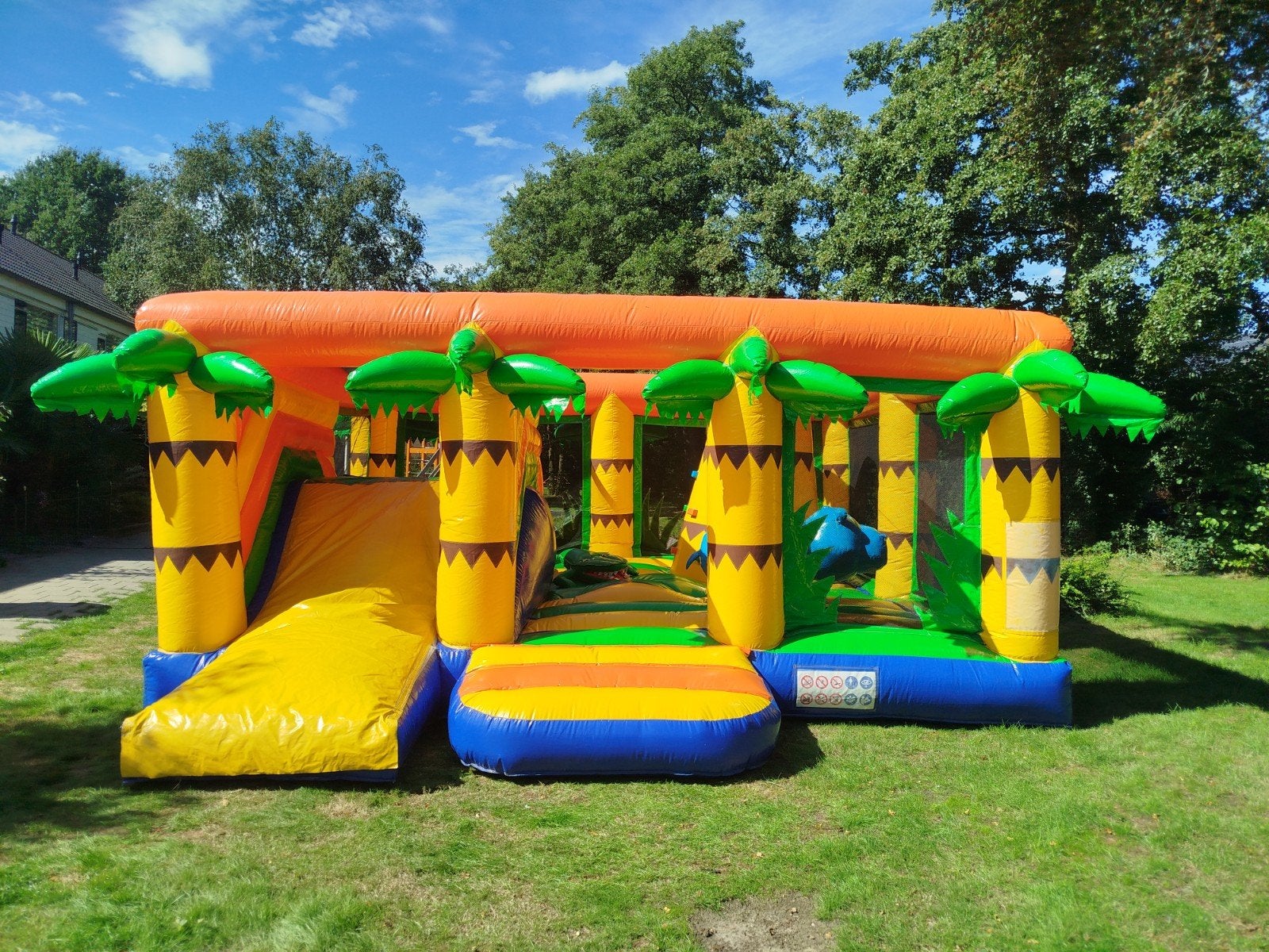 Groot Jungle Springkussen met Glijbaan te koop, Hobby en Vrije tijd, Feestartikelen | Verhuur, Ophalen, Gebruikt, Overige