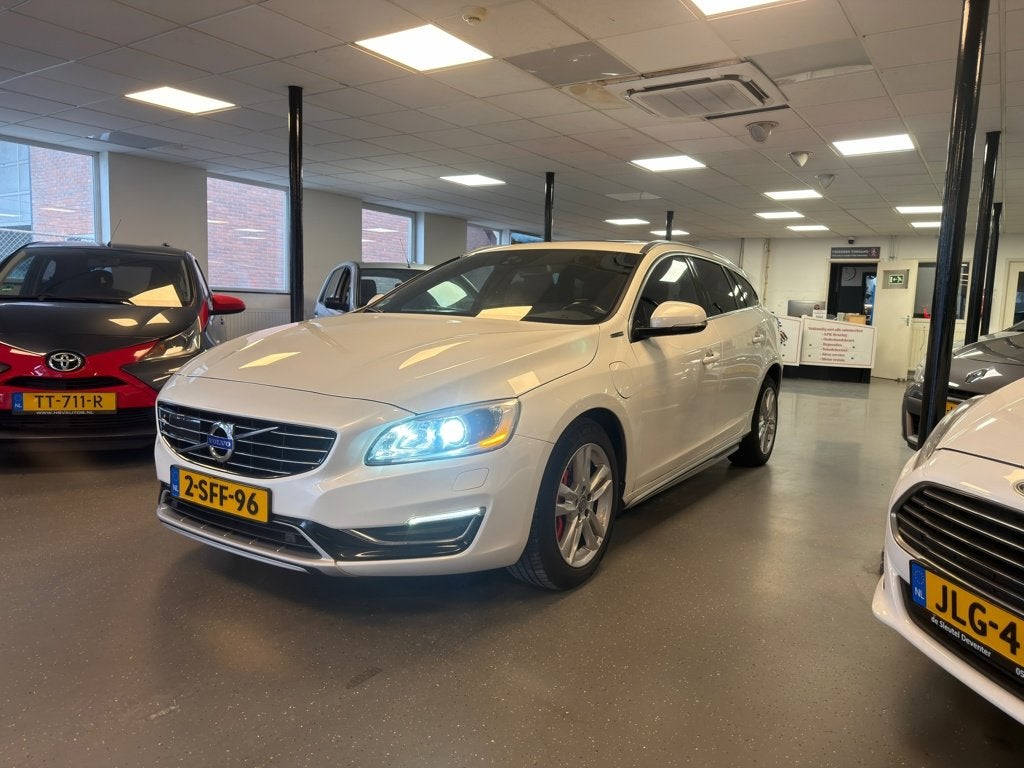 Volvo V60 2.4 D6 AWD Plug-In Hybrid Summum, Auto's, Automaat, Xenon verlichting, Wit, Vierwielaandrijving