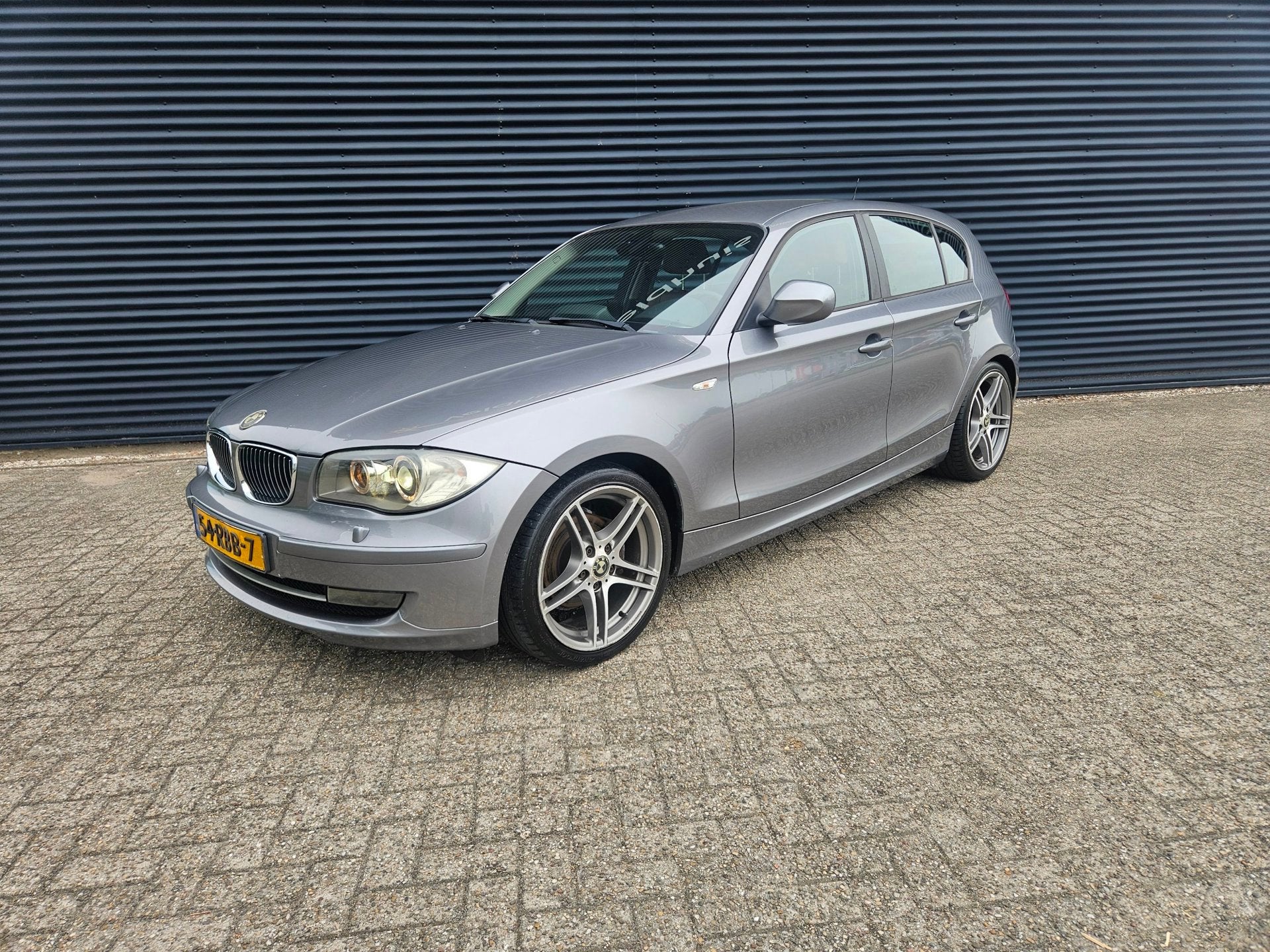 BMW - 118i | M-Pakket | 2011 | XENON | NAV | LEDER | NAP!, Auto's, BMW, Euro 5, Achterwielaandrijving, Handgeschakeld, Zilver of Grijs