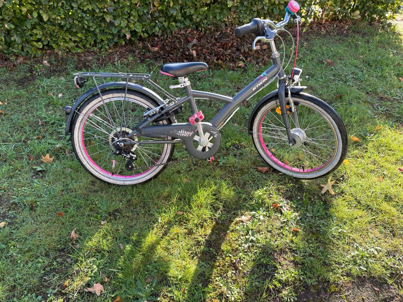 Meisjesfiets 20 inch grijs/ roze met 6 versnellingen Btwin, Ophalen, Zo goed als nieuw, 20 inch, Handrem