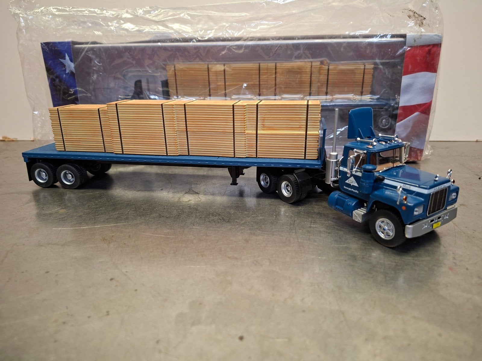Mack R600 met trailer Altaya 1:43, Hobby en Vrije tijd, Modelauto's | 1:50, Ophalen of Verzenden, Zo goed als nieuw, Bus of Vrachtwagen