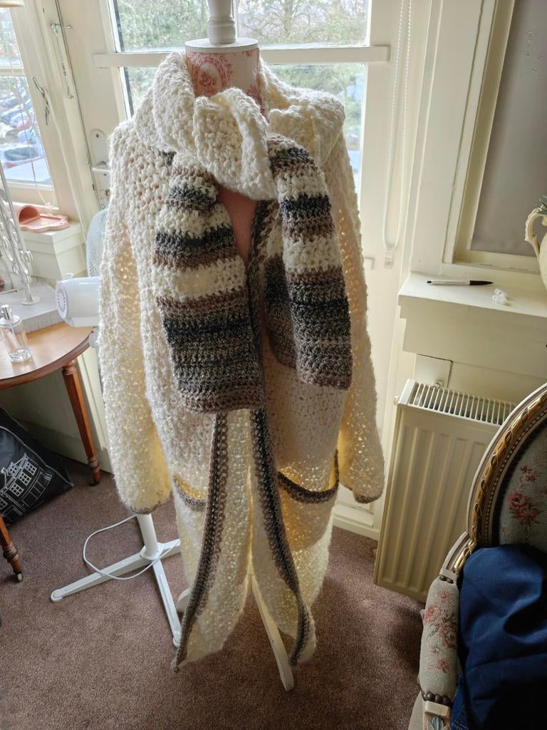 Mooi lang hand gehaakt vest jas met bijpassende sjaal, Ophalen of Verzenden, Maat 46/48 (XL) of groter