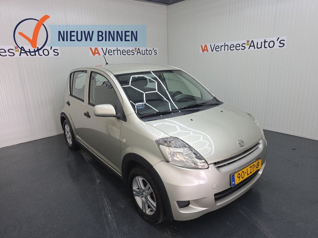 Daihatsu Sirion 2 1.0-12V Premium (bj 2010), Auto's, Gebruikt, Beige, Handgeschakeld, 865 kg