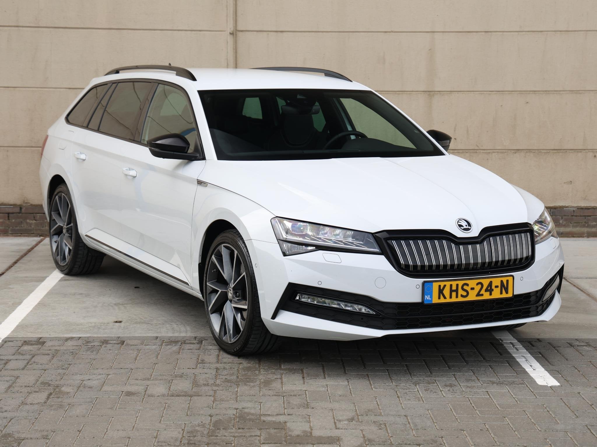 Skoda Superb Combi 1.4 TSI iV Sportline Business 218 pk DSG, Gebruikt, 4 cilinders, Alcantara, Wit
