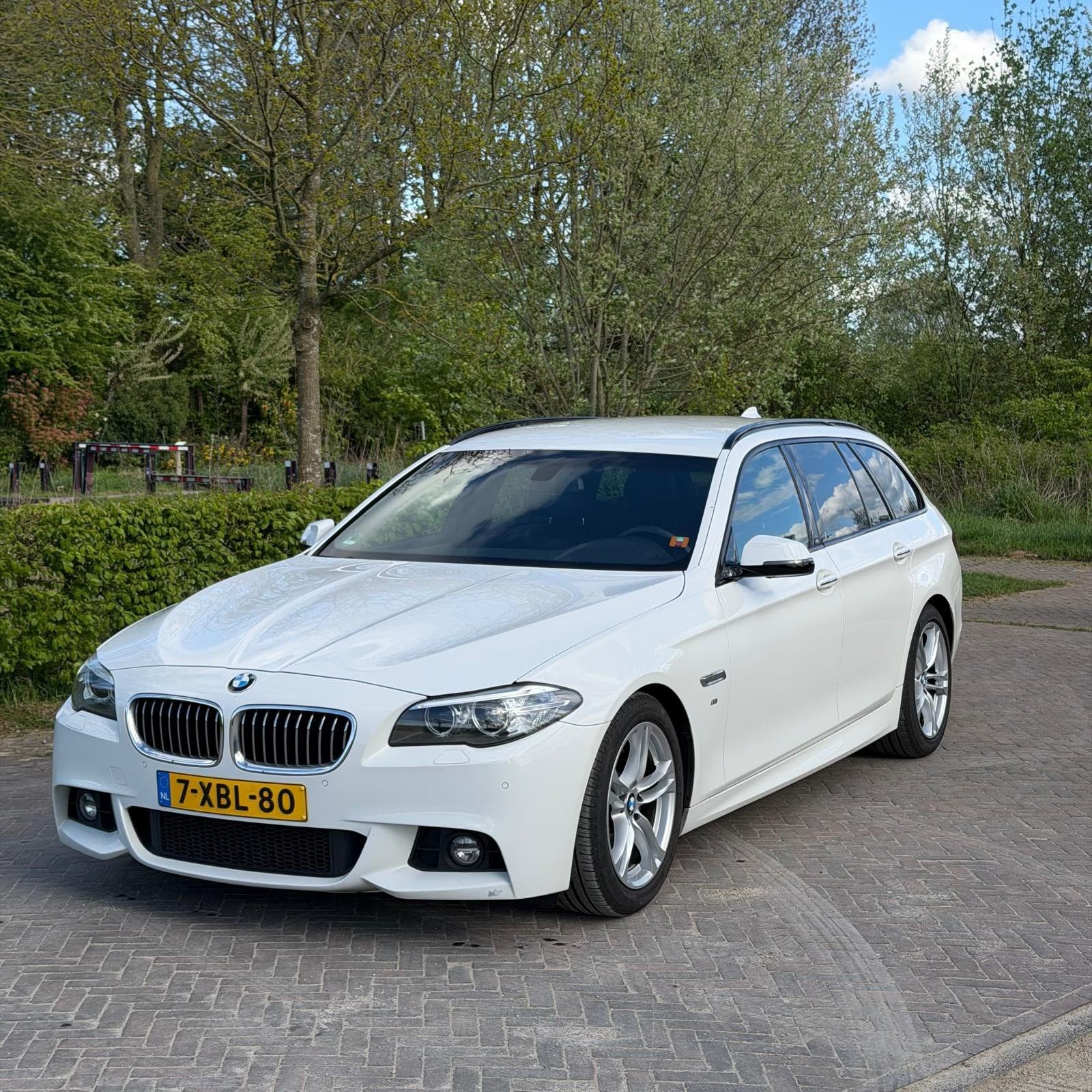 BMW 5-Serie 2.0 520I AUT M SPORT, leer, trekh, xenon, onderh, Zwart, 4 cilinders, 2000 kg, Wit