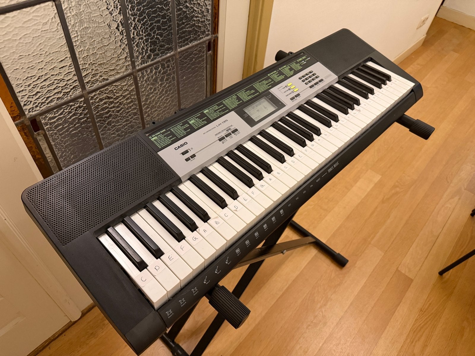 Casio LK-135 keyboard met verlichte toetsen en standaard, Muziek en Instrumenten, Ophalen, Casio, 61 toetsen, Zo goed als nieuw