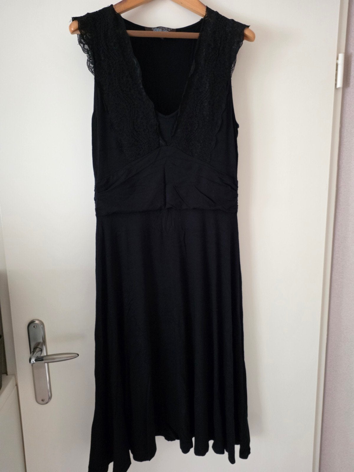 Zwarte jurk met kanten details - Maat L, Zwart, Maat 42/44 (L), Ophalen of Verzenden, Rozy