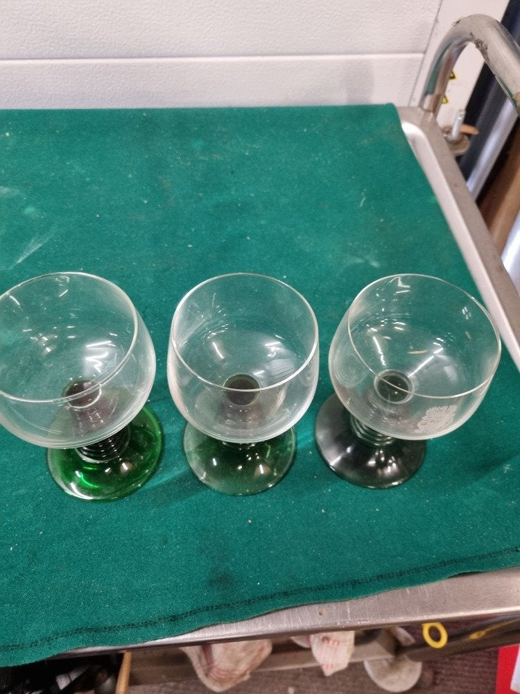 wijnglazen groene voet vintage drie stuks, Verzamelen, Glas en Borrelglaasjes, Ophalen of Verzenden, 'T Olde Gre-j, Info@toldegrej.nl