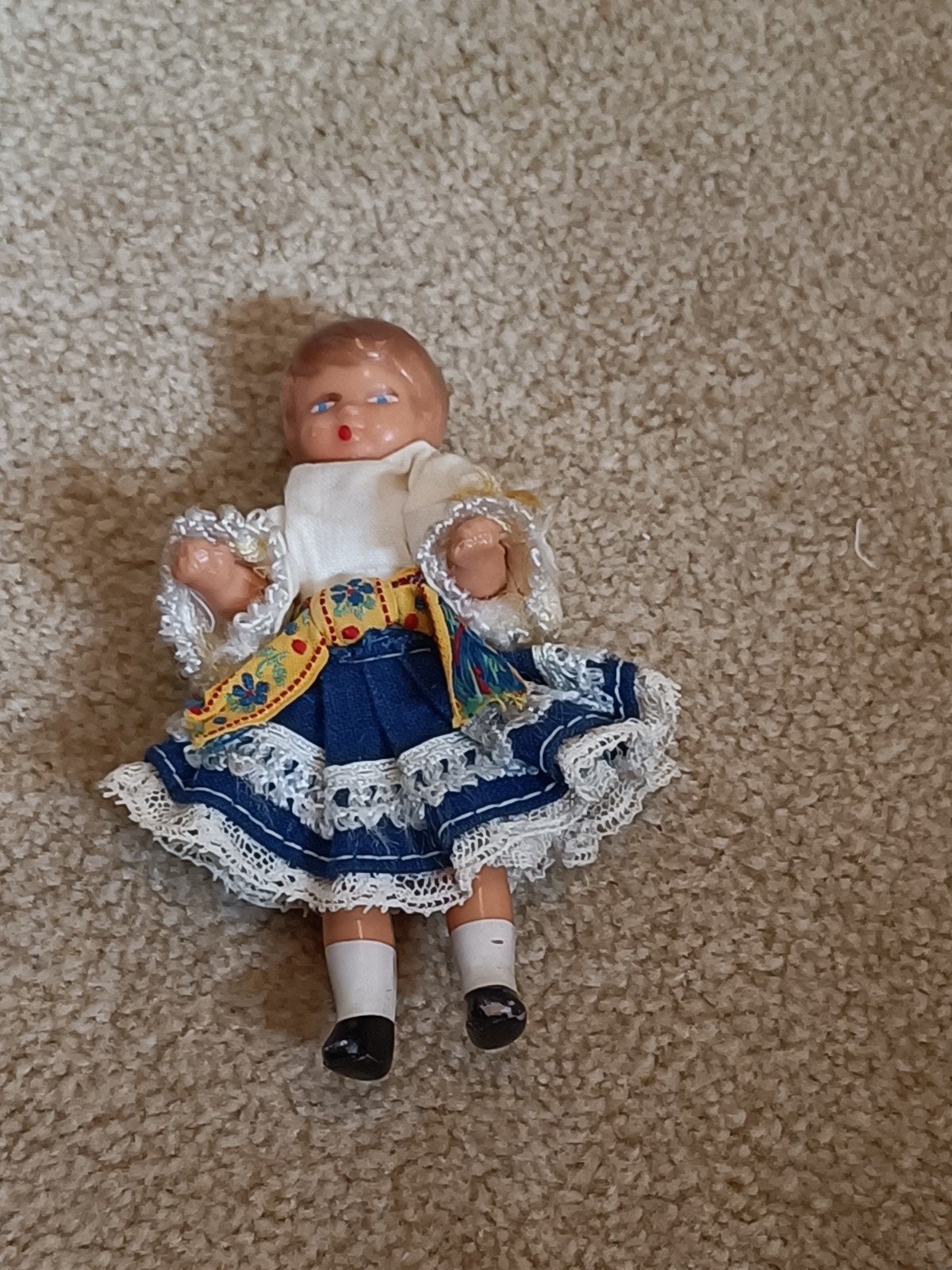 Poppenhuis popje in folklore kleding, Ophalen of Verzenden, Gebruikt, Popje