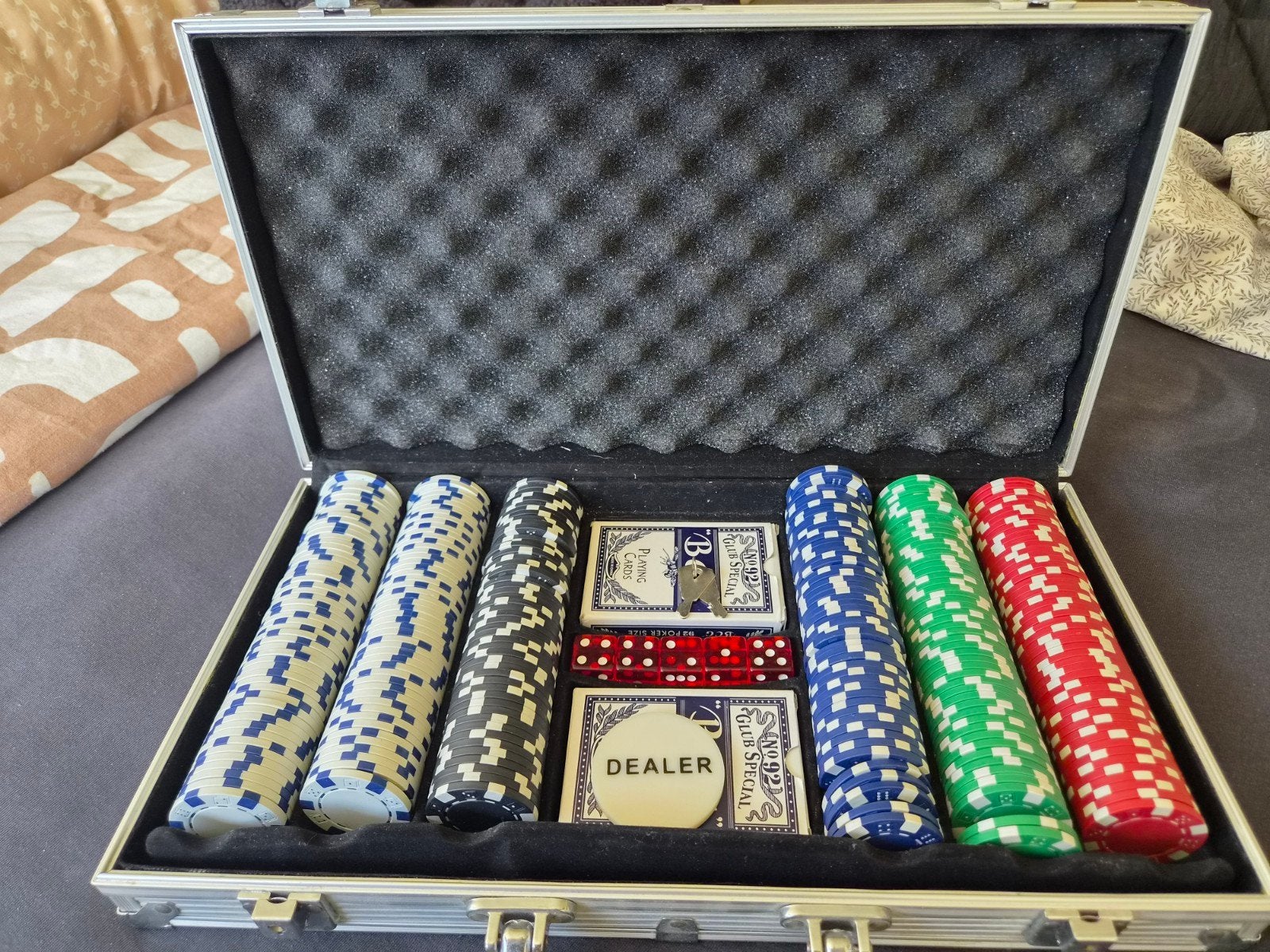 Pokerset met fiches, kaarten en dobbelstenen in koffer, Drie of vier spelers, Ophalen of Verzenden, Gebruikt, Onbekend