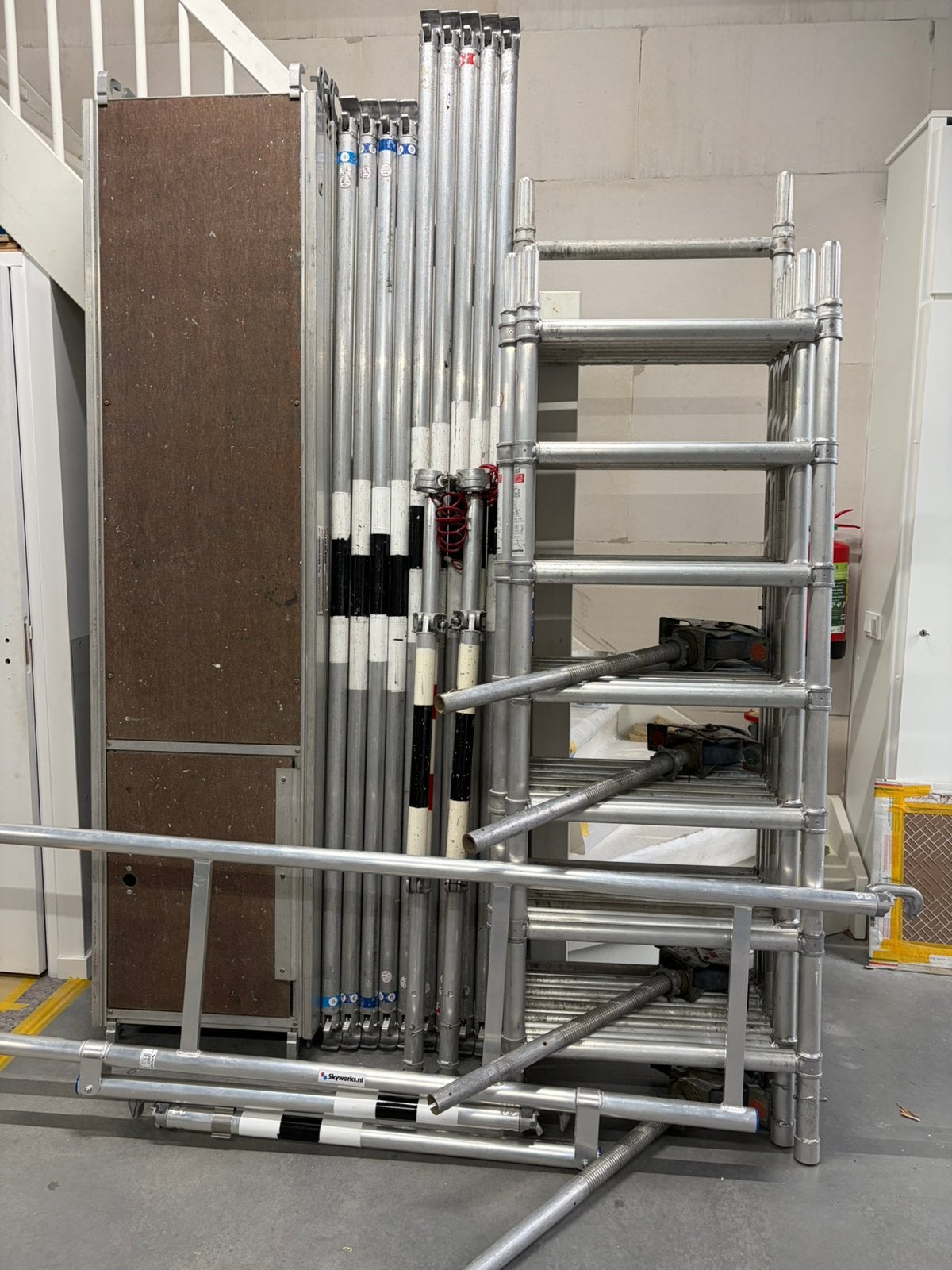 %% Aluminium skyworks rolsteiger werkhoogte 8,2 meter %%, Ophalen of Verzenden, Zo goed als nieuw, Rolsteiger of Kamersteiger