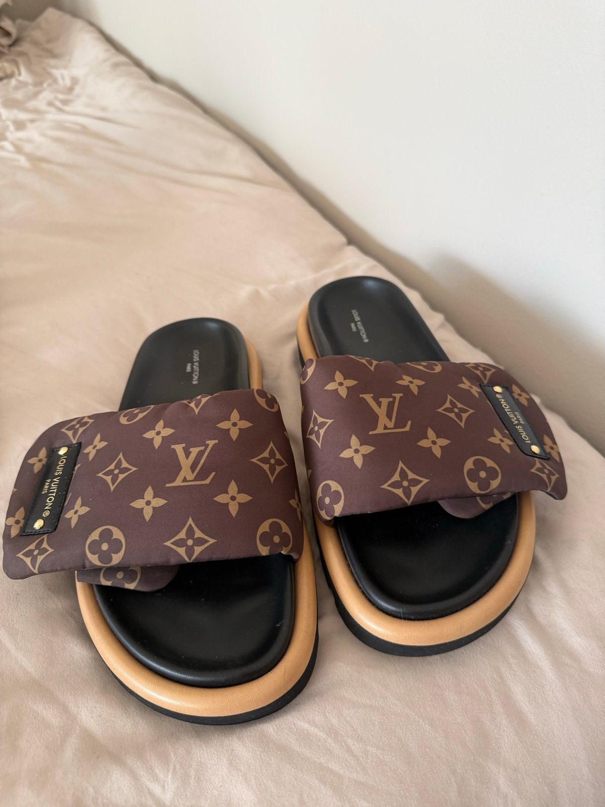 Louis Vuitton Pool Pillow Slippers - Maat 40, Ophalen of Verzenden, Zo goed als nieuw, Bruin, Slippers
