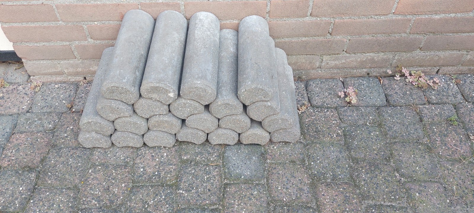 22 grijze palissade paaltjes rond 35x8 cm, Ophalen, 25 tot 50 cm, Zo goed als nieuw, Minder dan 25 cm