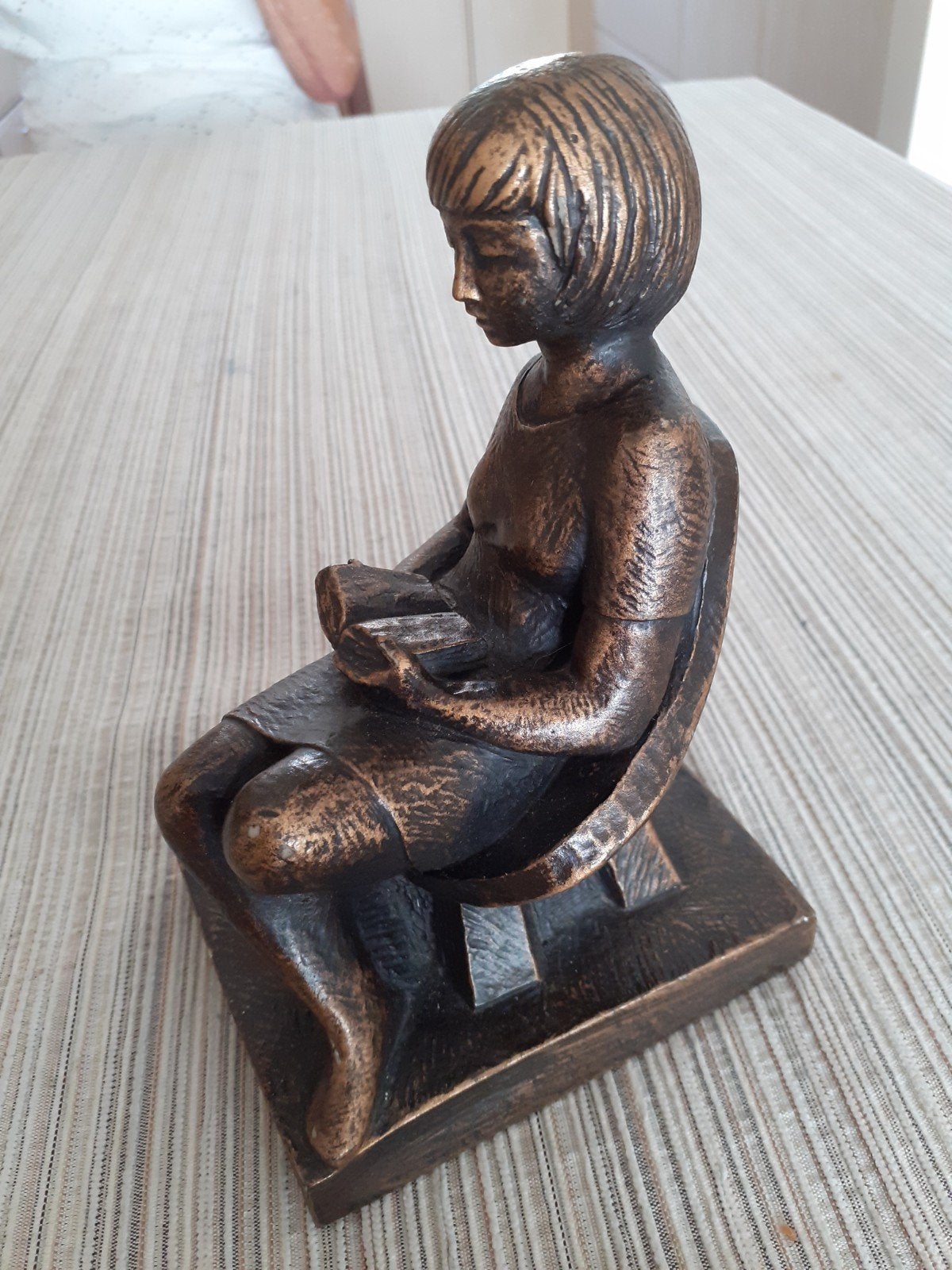 Beeldje van boeklezende vrouw, Ophalen of Verzenden