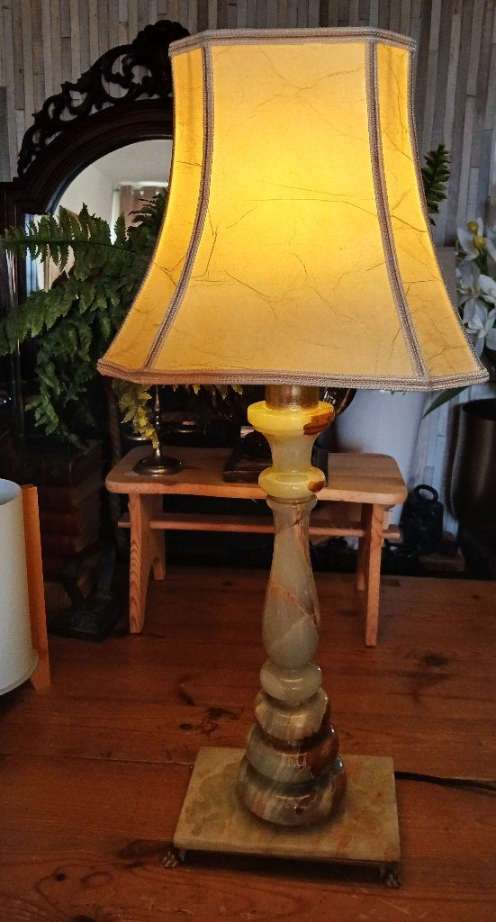 Tafellamp onyx hoogte 63 cm leeuwenpootjes met vintage kap, Antiek en Kunst, Ophalen of Verzenden