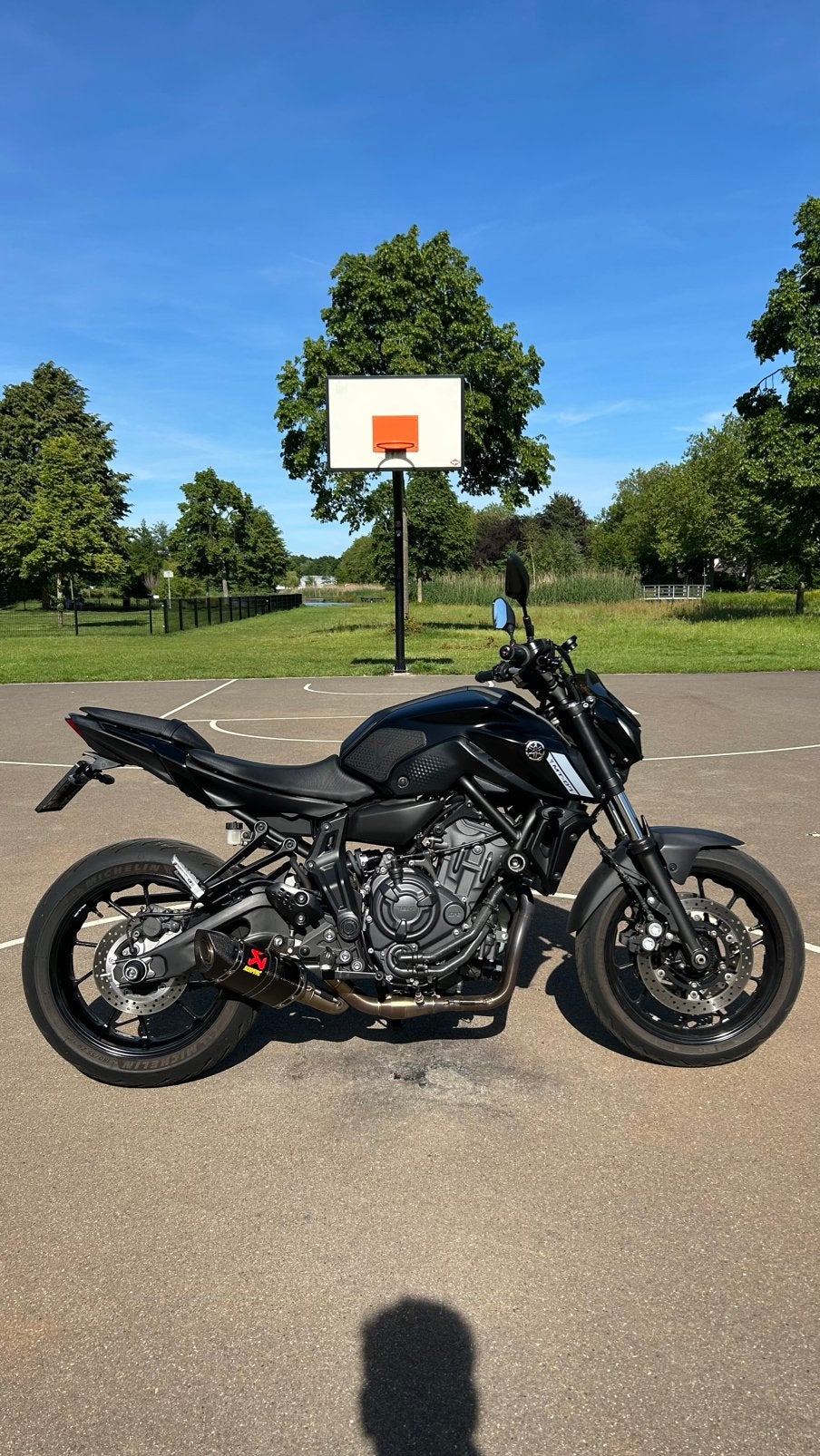 Yamaha MT07 pure tech black 2023 A2/35kW Akrapovic, Motoren, 2 cilinders, Occasion, Particulier, Minimaal motorrijbewijs A2