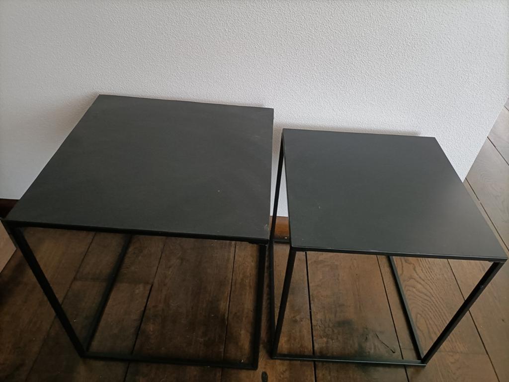 2 zwarte metalen bijzettafeltjes, Huis en Inrichting, Tafels | Bijzettafels, Ophalen of Verzenden, Rond, Minder dan 55 cm, Minder dan 45 cm
