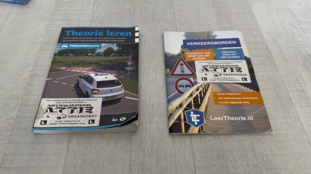 3x CBR Theorieboeken + Verkeersbordenboek + Examentraining, Boeken, Ophalen of Verzenden, Zo goed als nieuw, Algemeen