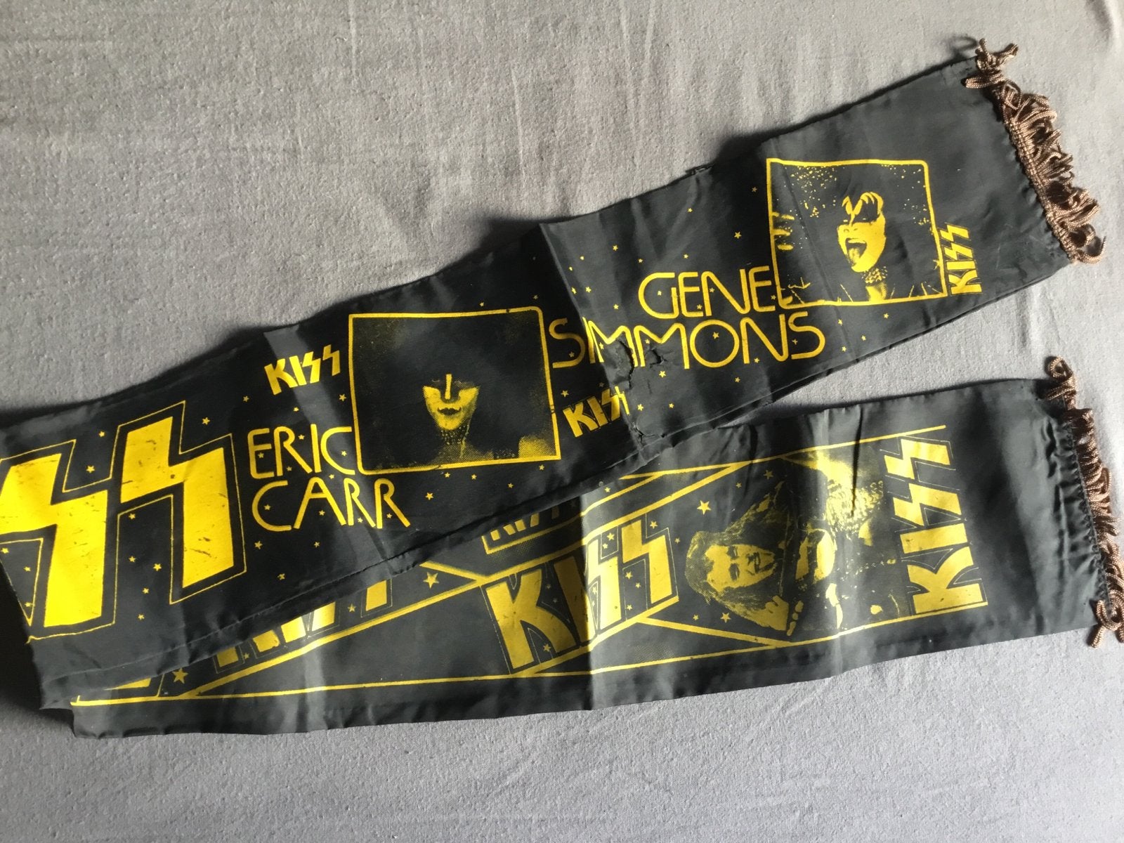 Vintage KISS sjaal met bandleden - Zwart/Geel, Ophalen of Verzenden, Gebruikt, Kleding