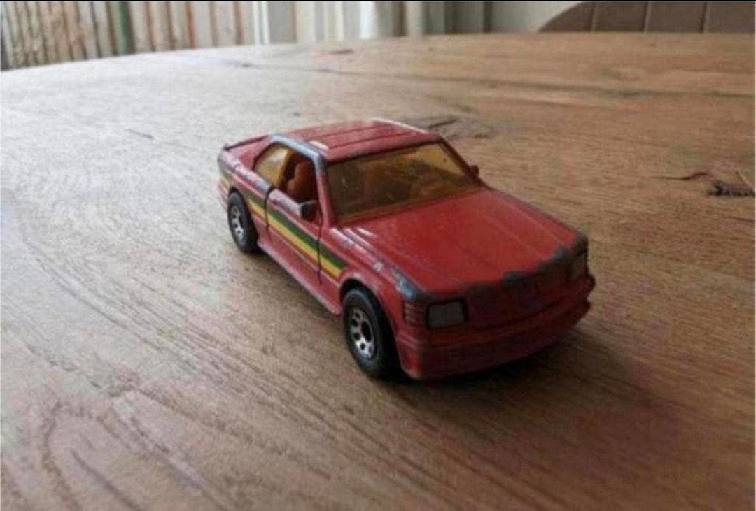 Matchbox Mercedes-Benz 500 SEC (1984) – 1:64, Hobby en Vrije tijd, Ophalen of Verzenden, Gebruikt, Auto