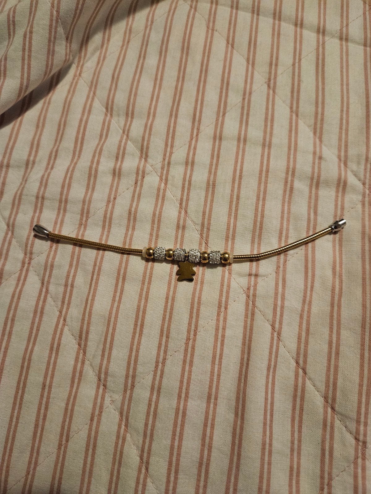 Goudkleurige armband met bedels en Tous beertje, Overige materialen, Met bedels of kralen, Nieuw, Ophalen of Verzenden