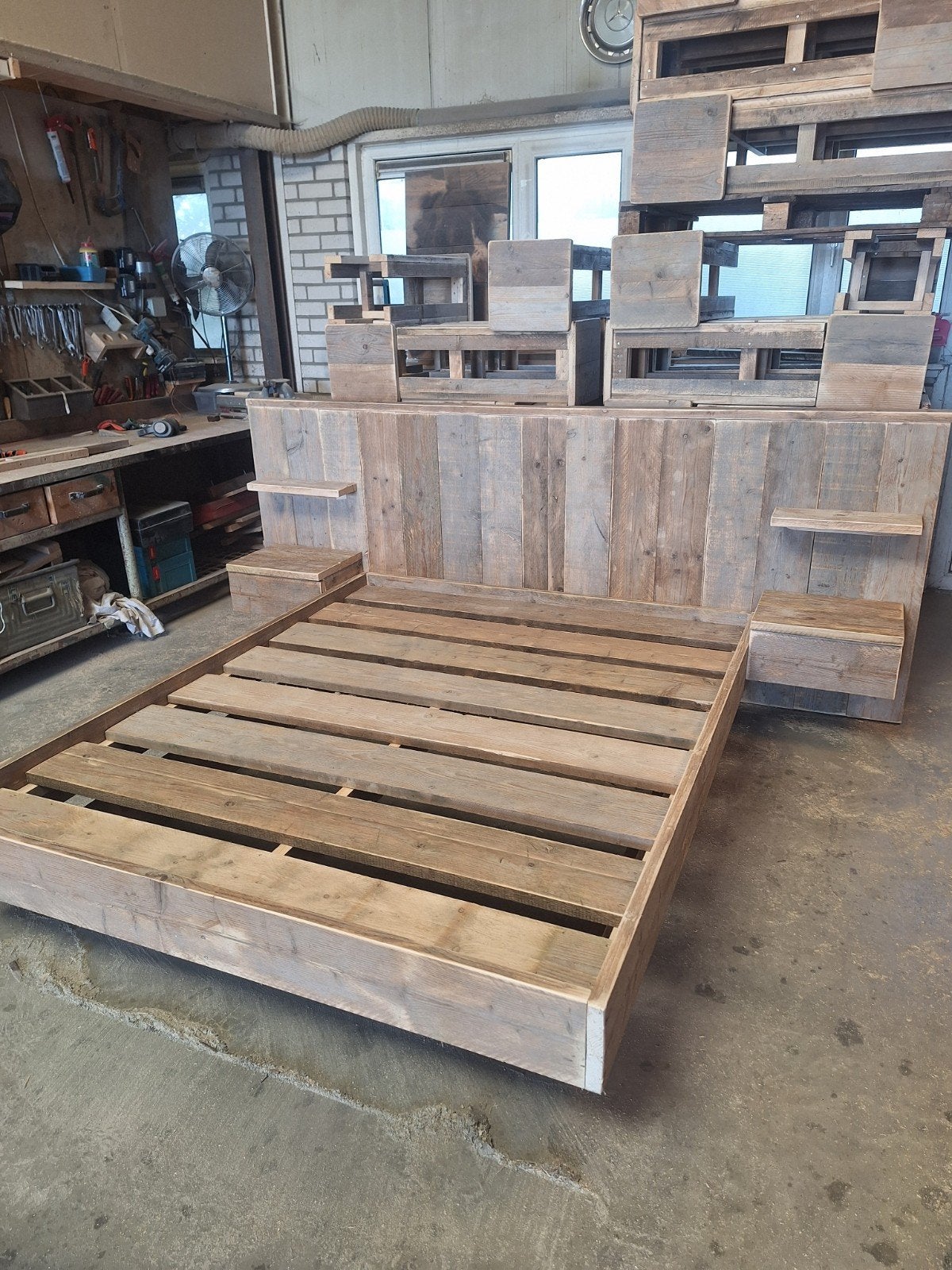 Zwevend Steigerhouten tweepersoonsbed met nachtkastjes, Ophalen, Overige kleuren, Steigerhout, Tweepersoons