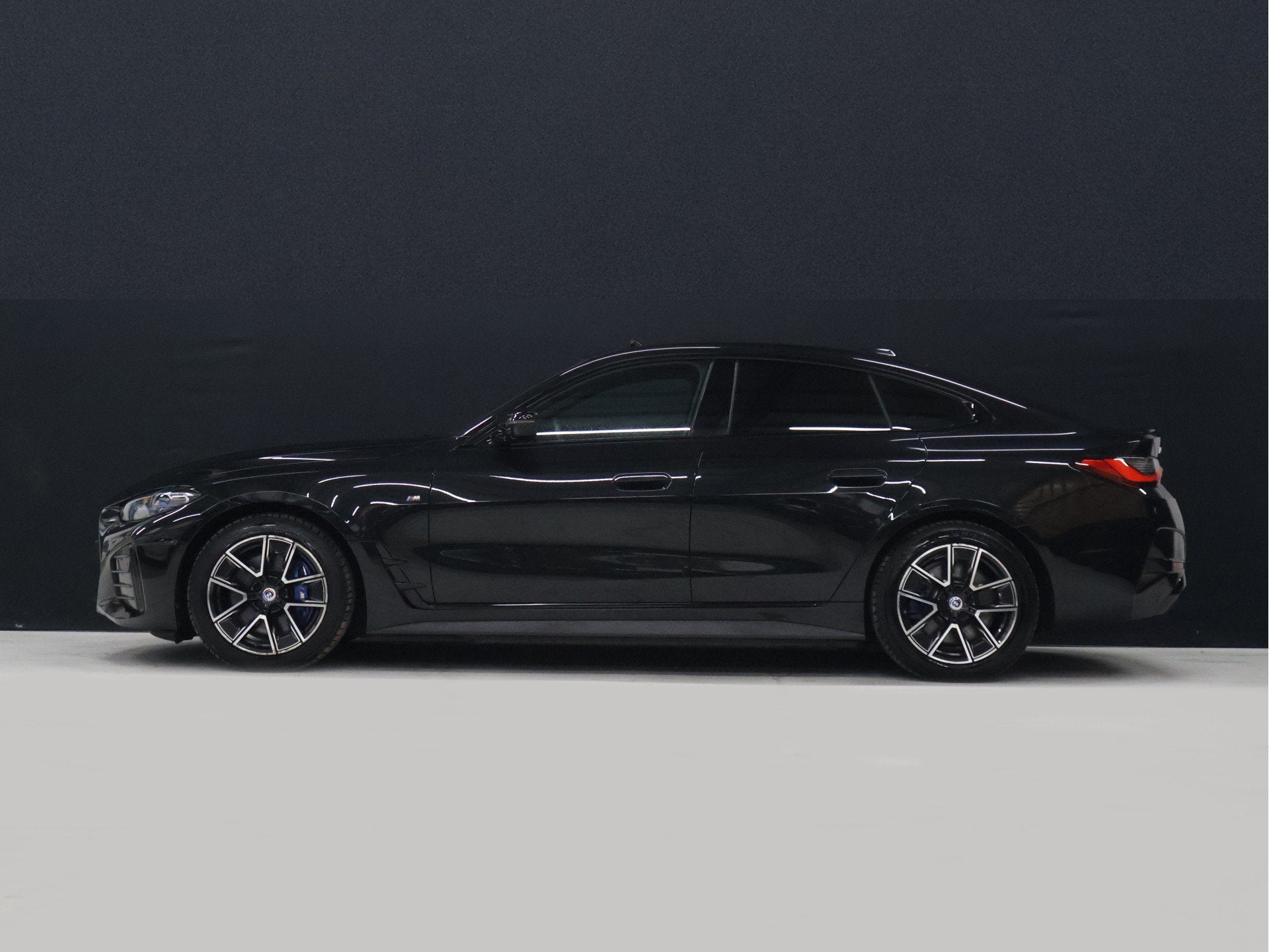 BMW i4 M50 High Executive 84 kWh [SCHUIFKANTELDAK, HARMAN/KA, Dealer onderhouden, Gebruikt, 110 €/maand, Zwart