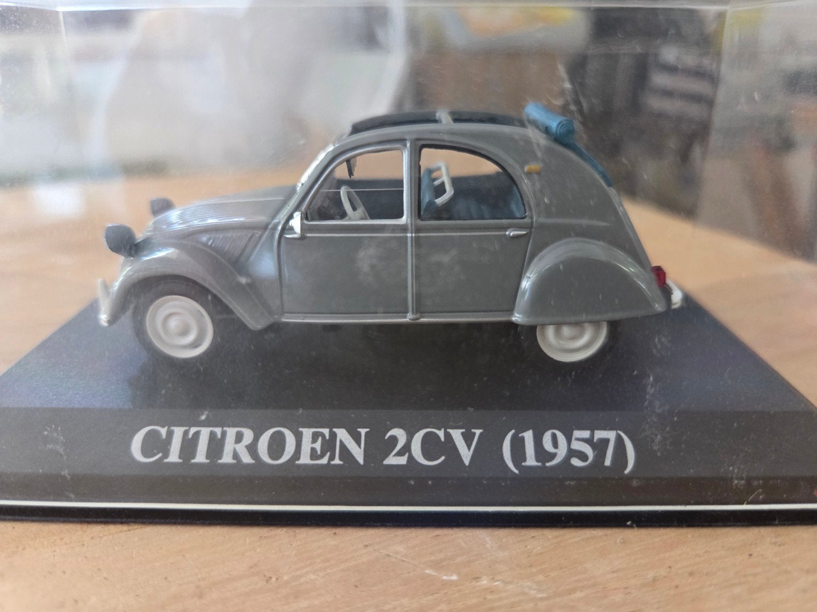 Citroën 2CV (1957) schaalmodel in vitrine, Ophalen of Verzenden, Gebruikt, Auto, Overige merken