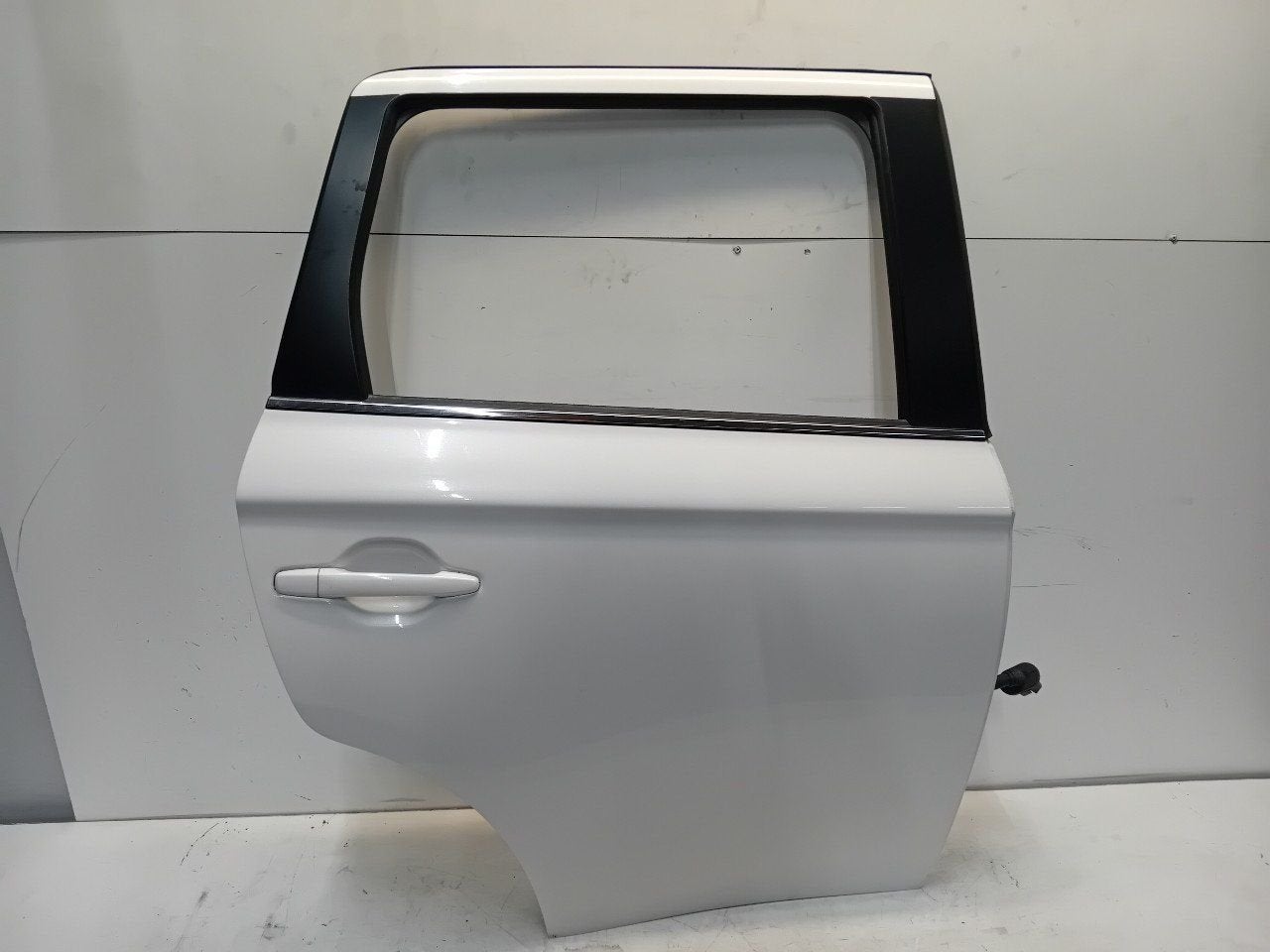 Portier rechts achter Mitsubishi Outlander, Auto-onderdelen, Onderdelen@venauto.nl, Van der Ven Autorecycling B.V., Gebruikt, Ettenseweg 76, 4706 PB Roosendaal, The Netherlands